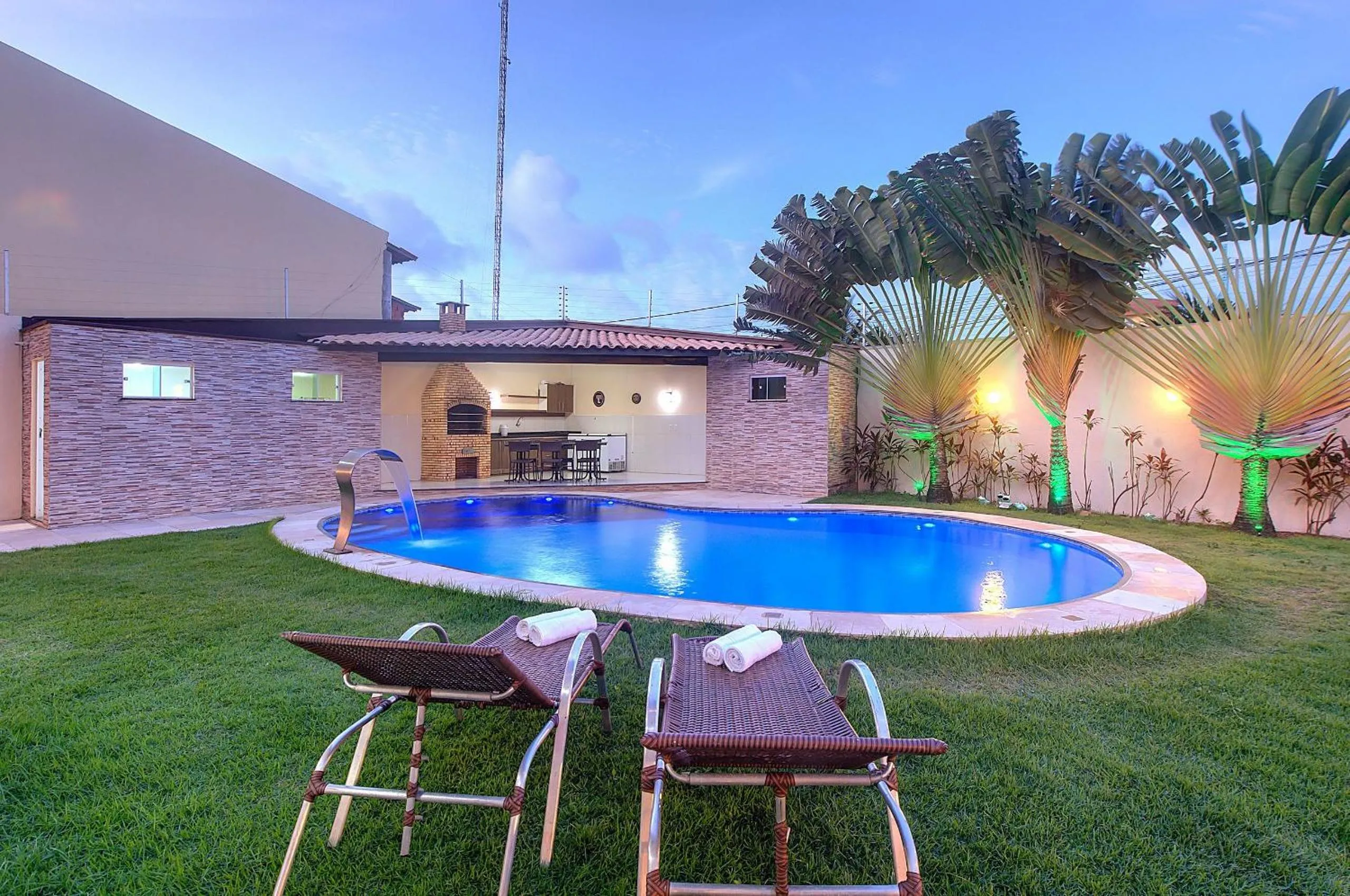 Swimming pool in Casa Incrível na Praia de Tabuba by Carpediem