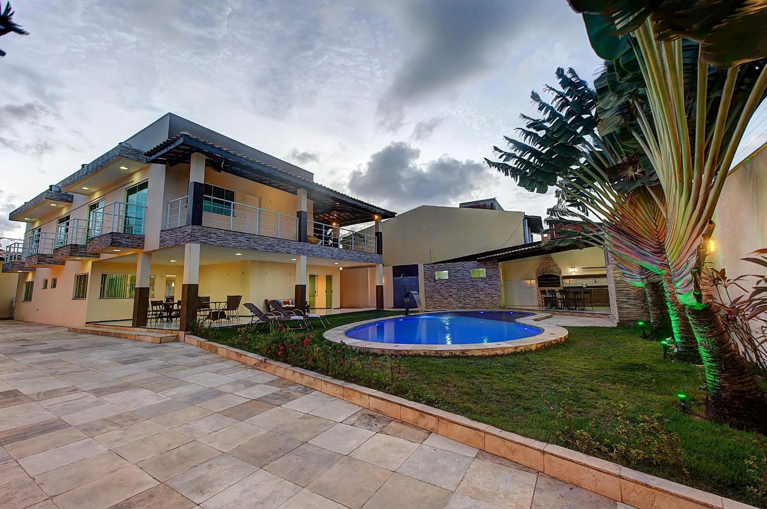Swimming pool in Casa Incrível na Praia de Tabuba by Carpediem