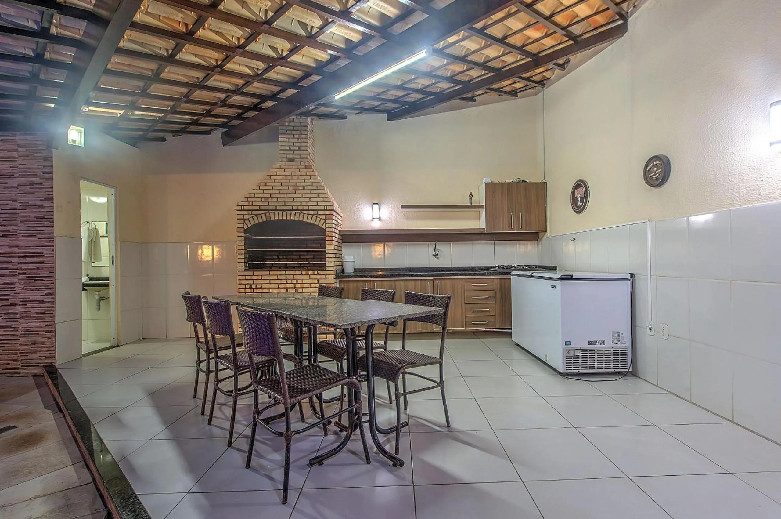 Area and facilities in Casa Incrível na Praia de Tabuba by Carpediem