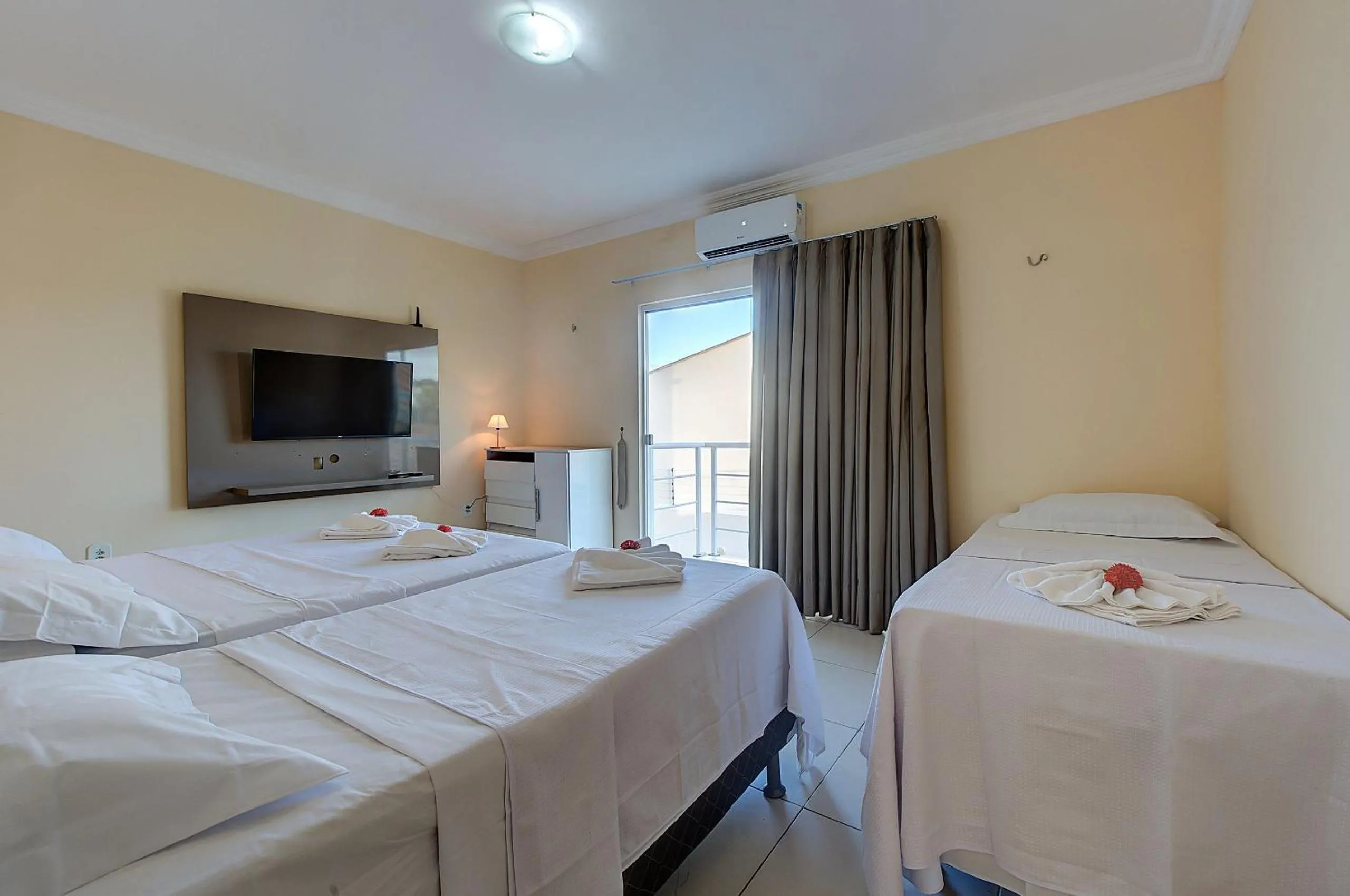 Bedroom, Bed in Casa Incrível na Praia de Tabuba by Carpediem