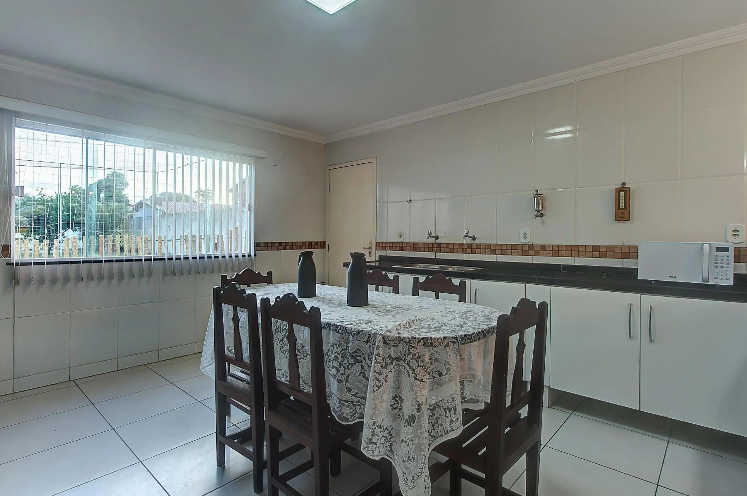 Dining area in Casa Incrível na Praia de Tabuba by Carpediem