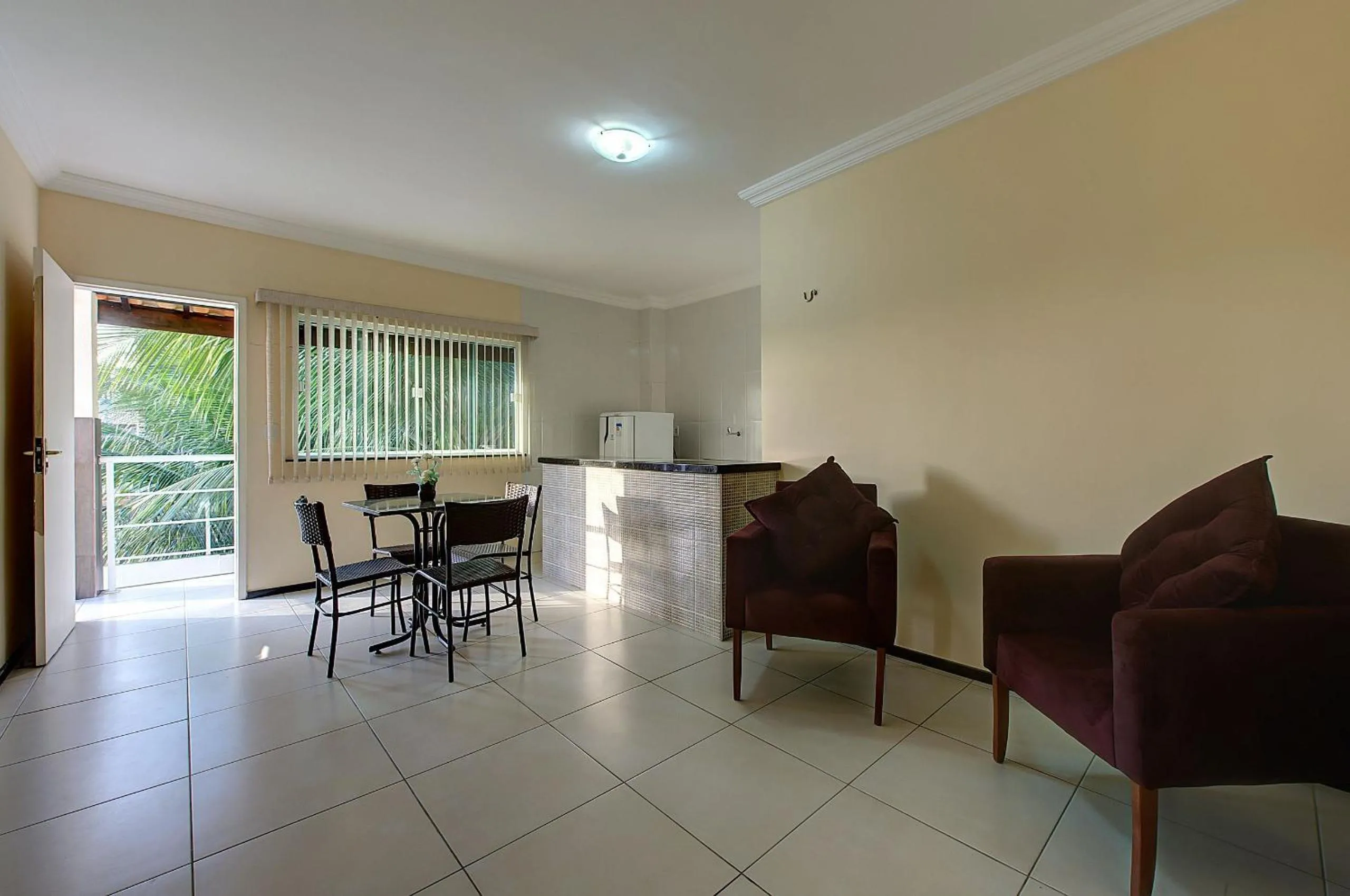 Living room in Casa Incrível na Praia de Tabuba by Carpediem