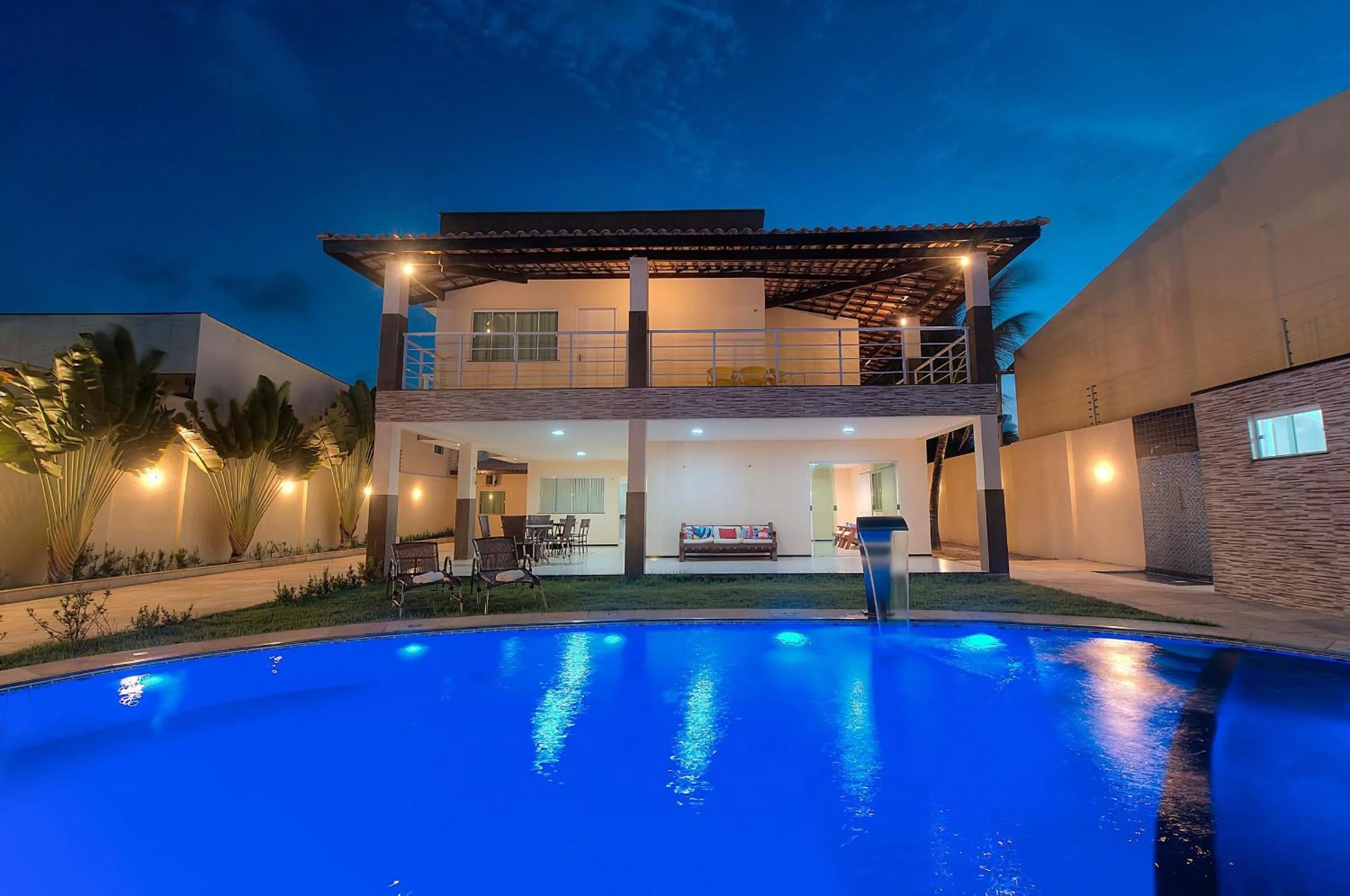 Swimming pool in Casa Incrível na Praia de Tabuba by Carpediem