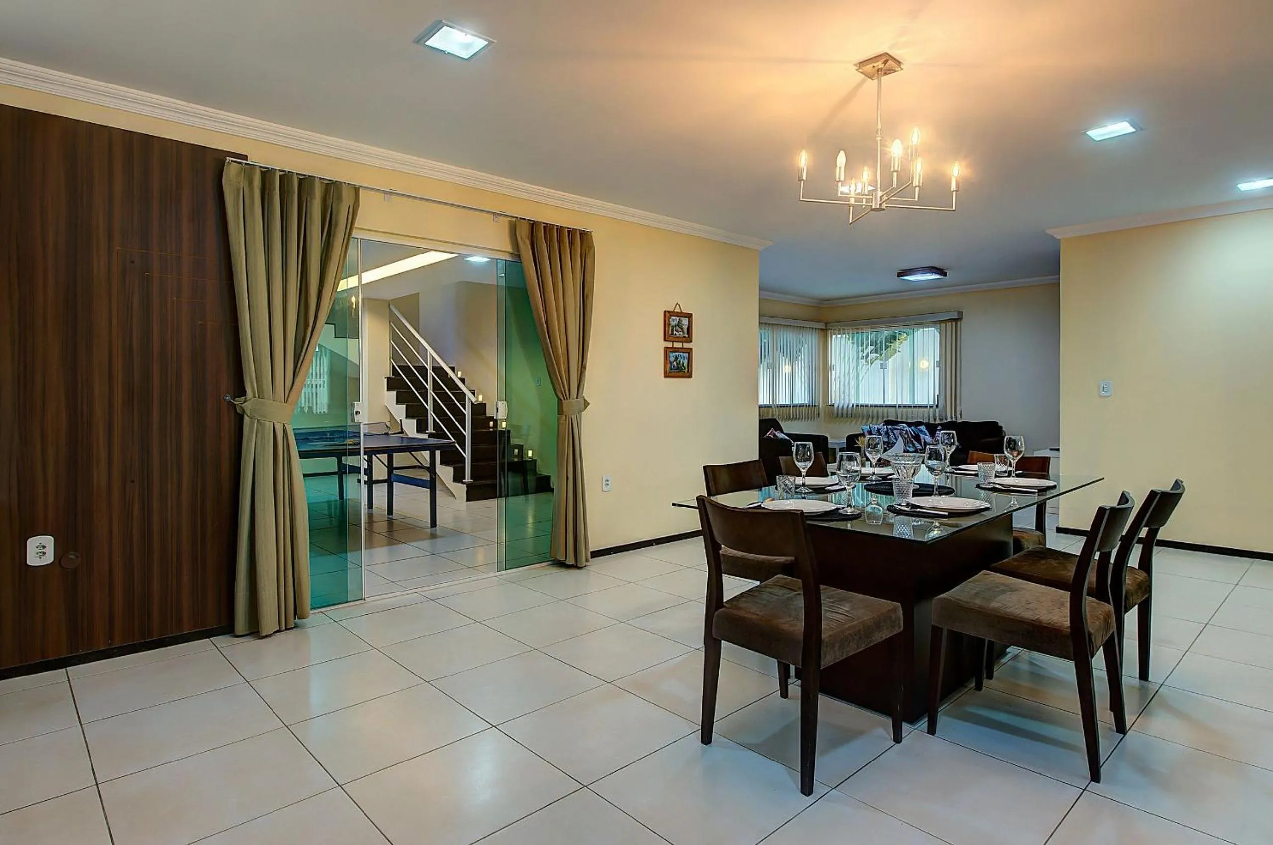 Living room in Casa Incrível na Praia de Tabuba by Carpediem