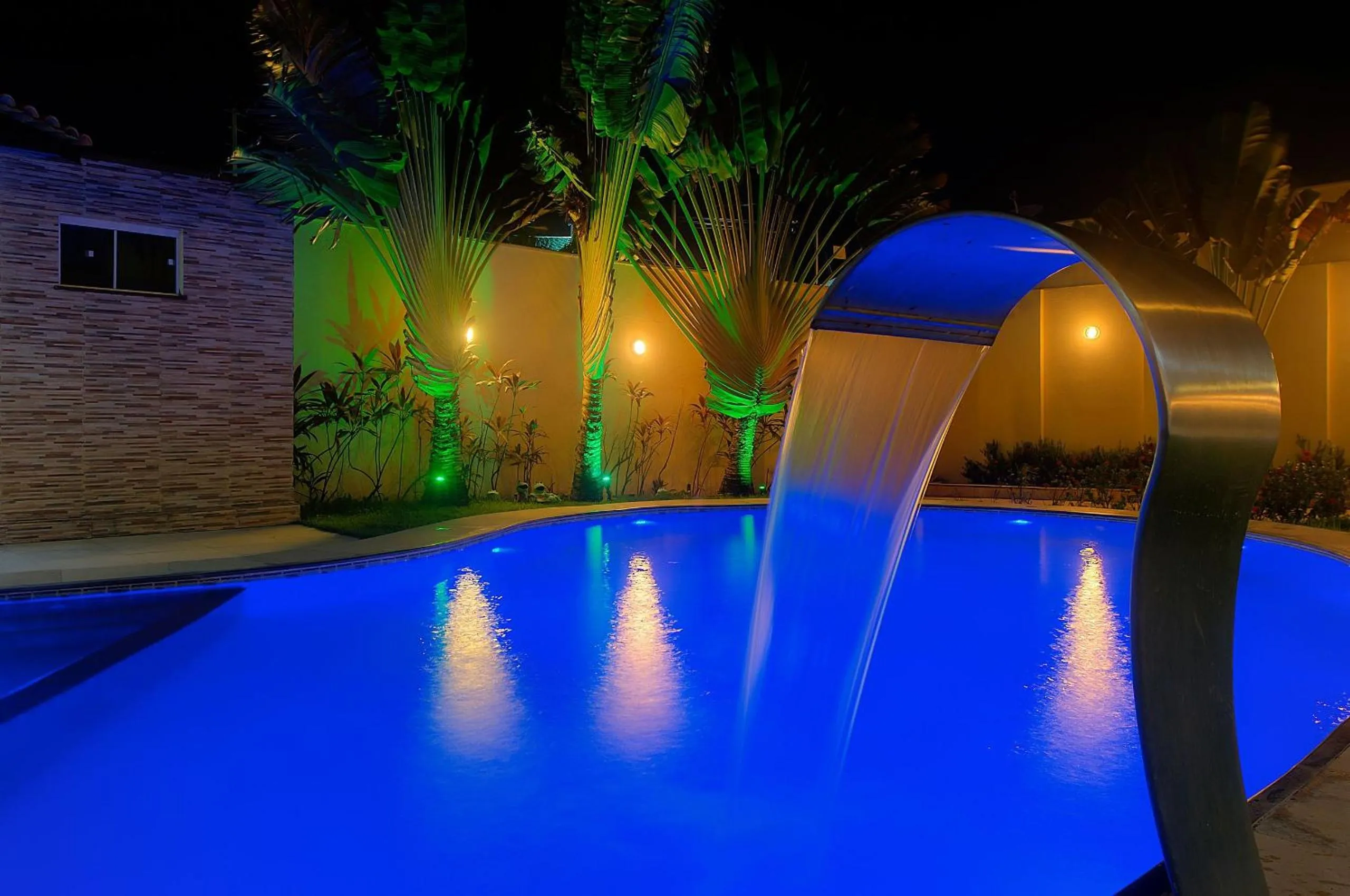 Swimming pool in Casa Incrível na Praia de Tabuba by Carpediem