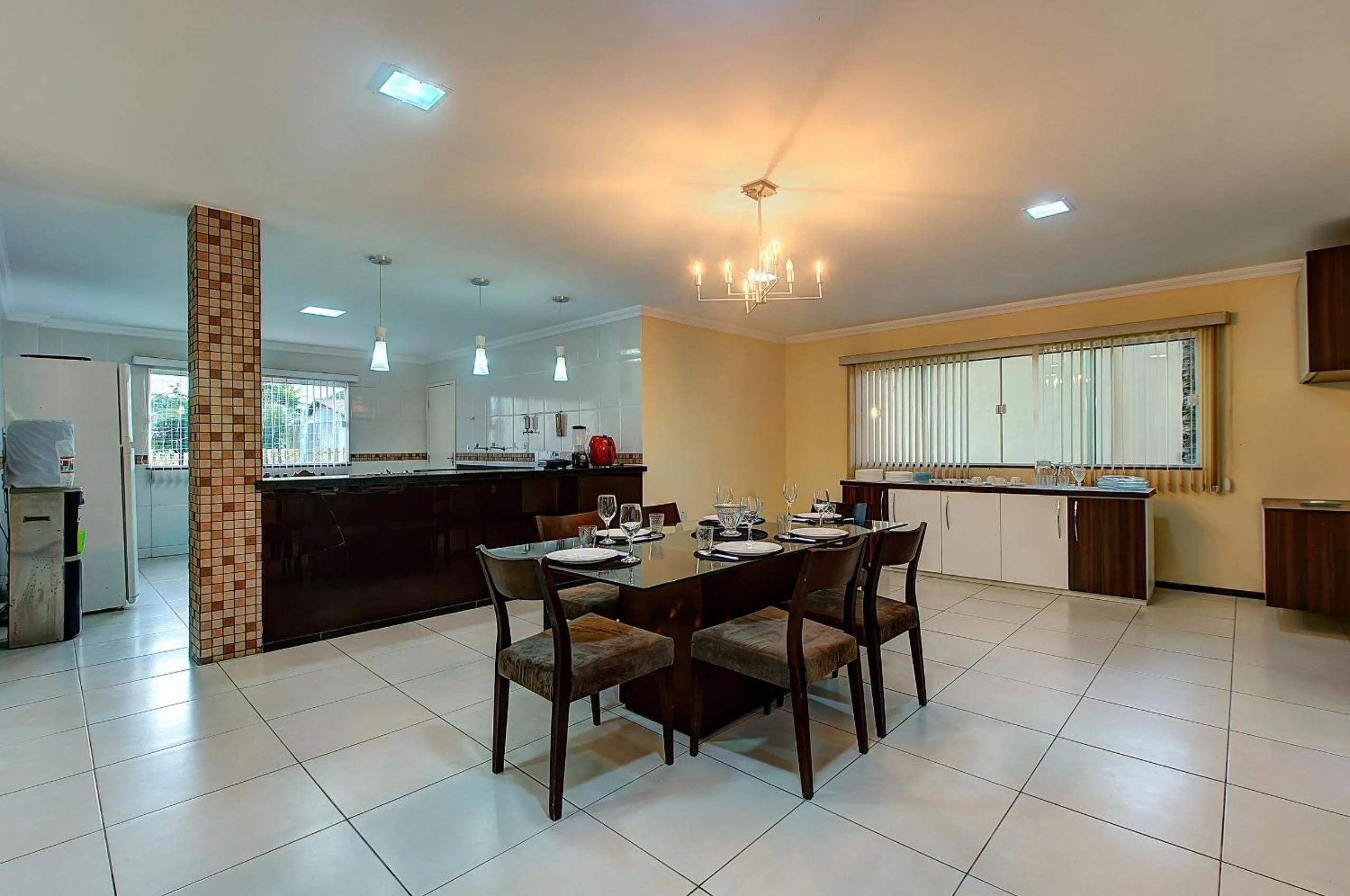 Dining area in Casa Incrível na Praia de Tabuba by Carpediem