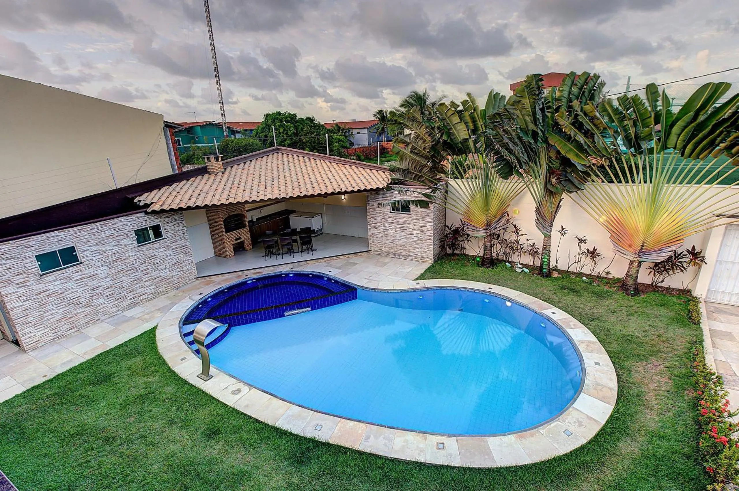 Swimming pool in Casa Incrível na Praia de Tabuba by Carpediem