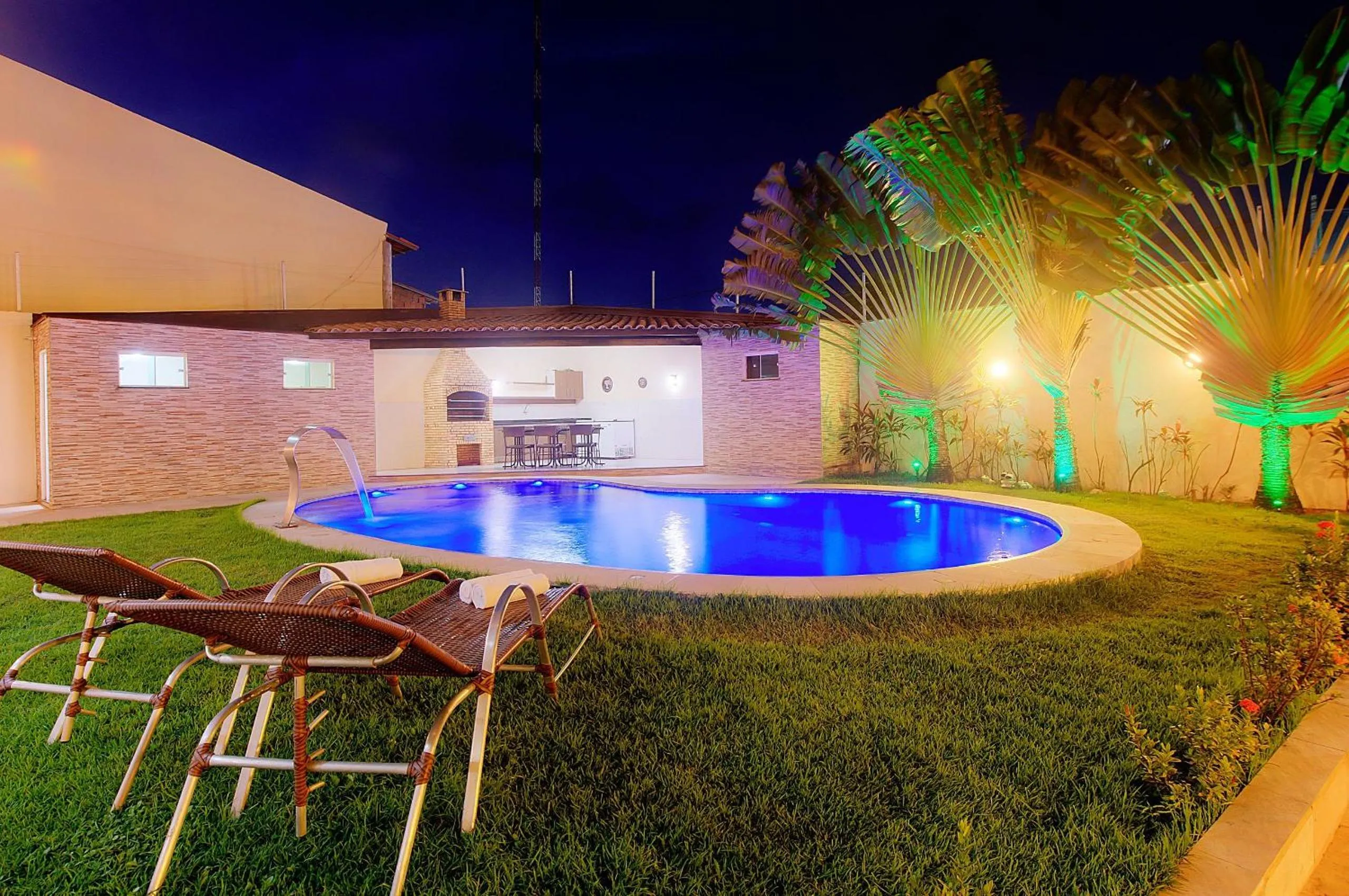 Swimming pool in Casa Incrível na Praia de Tabuba by Carpediem