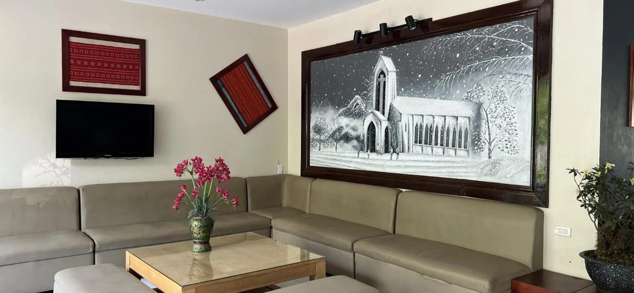 Communal lounge/ TV room in Sunshine View Sapa Hotel