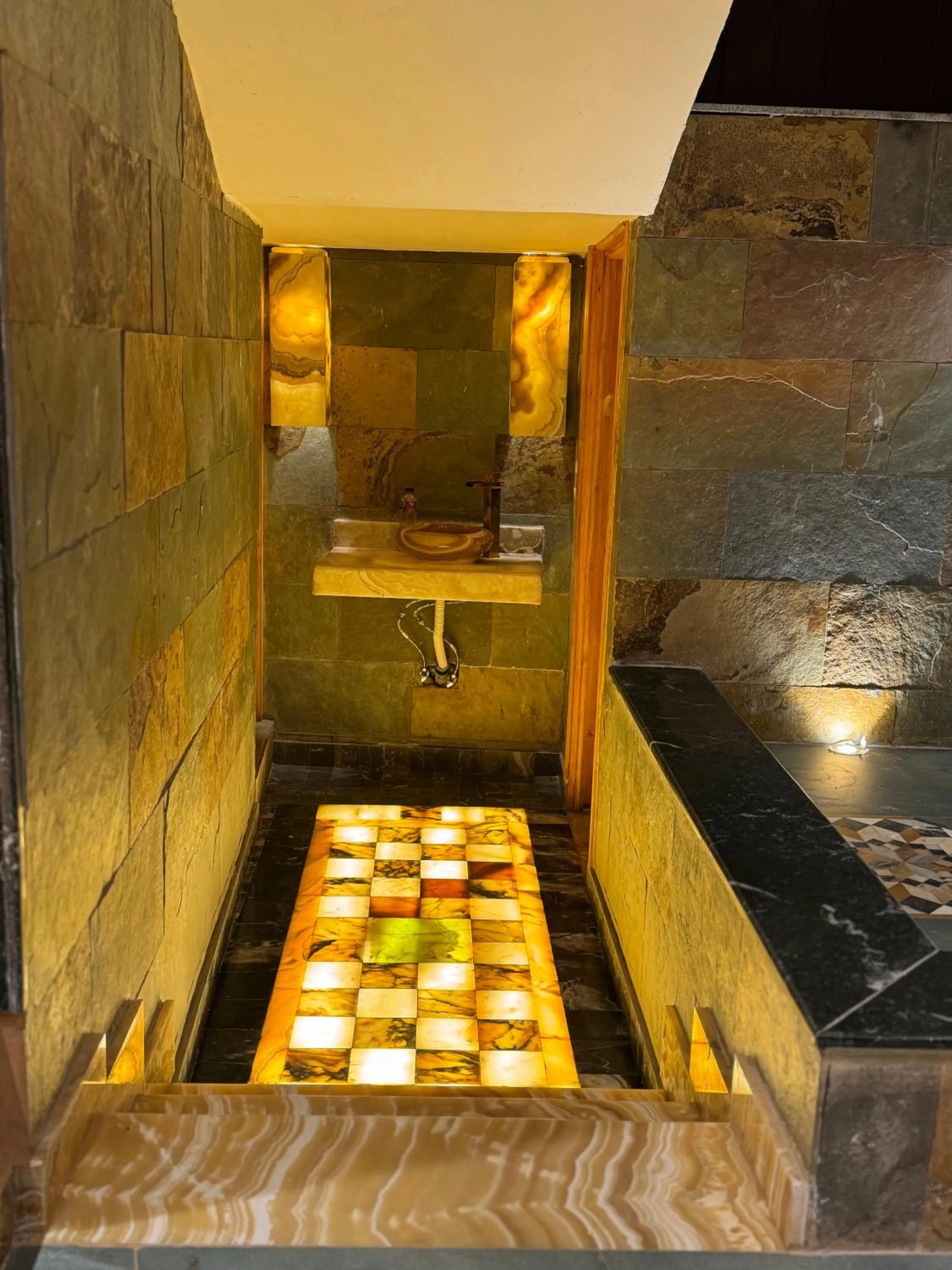 Public Bath in BrassAlmas Pyramids Hotel