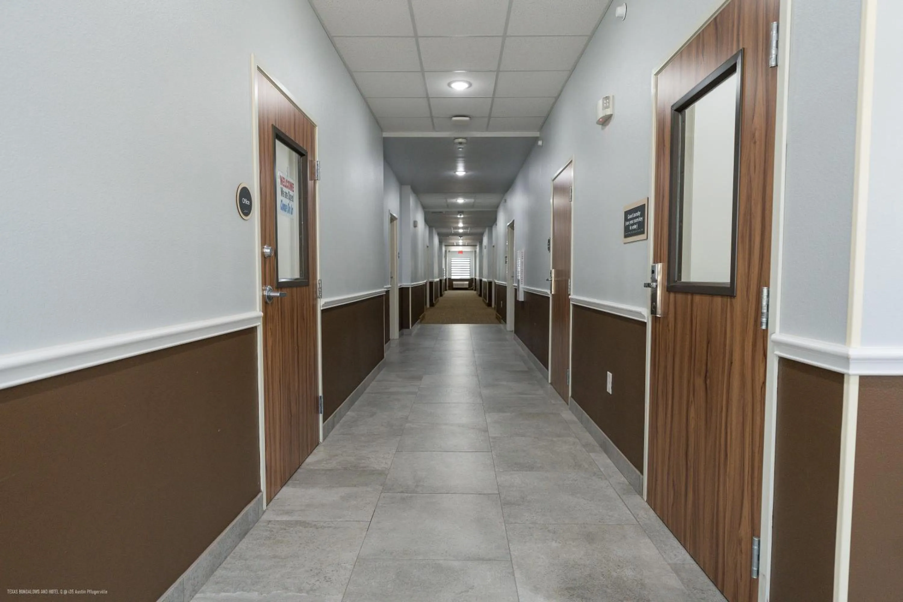 Property building in Texas Bungalows Hotel and Hotel Que at i35 Austin Pflugerville