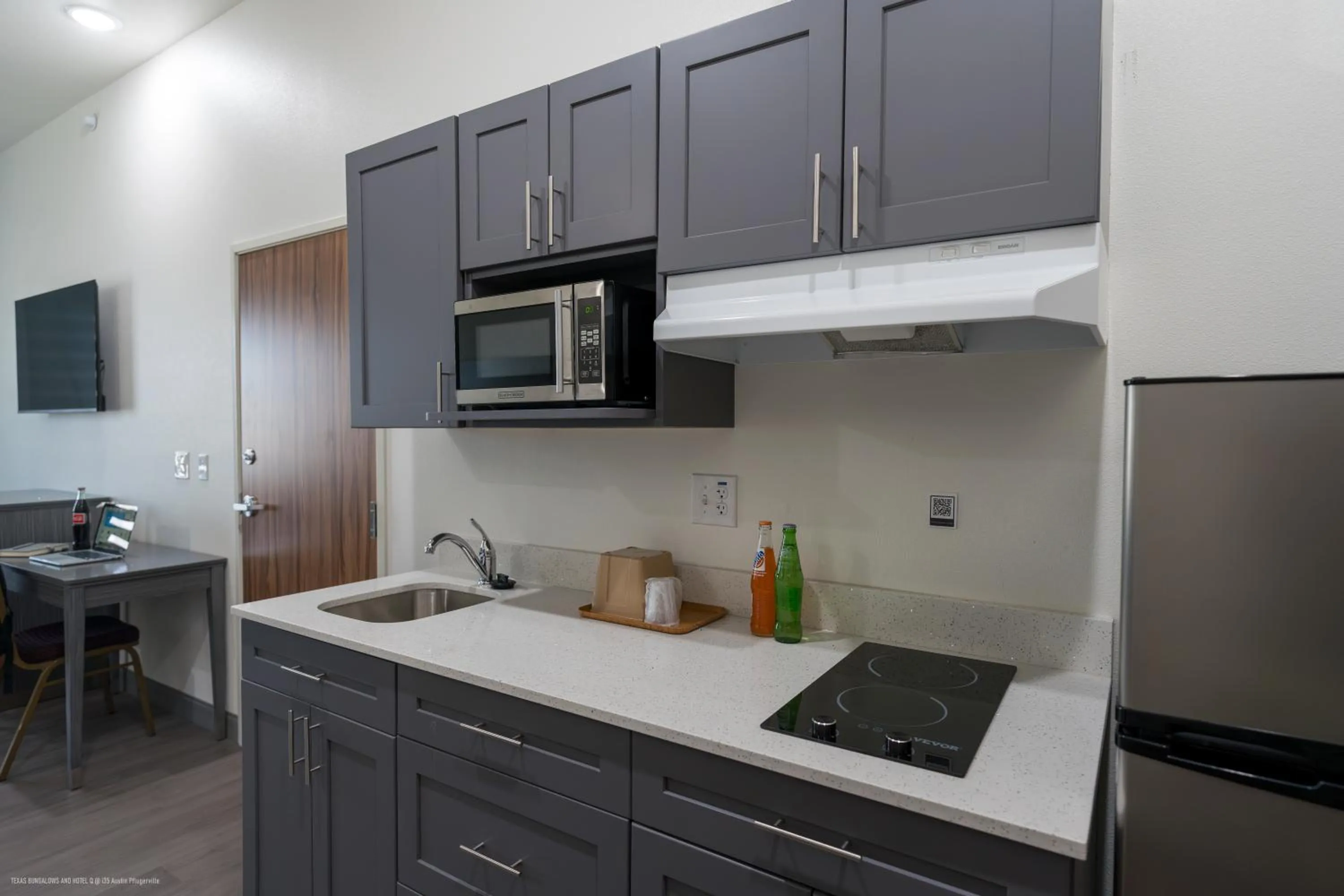 Kitchen or kitchenette in Texas Bungalows Hotel and Hotel Que at i35 Austin Pflugerville