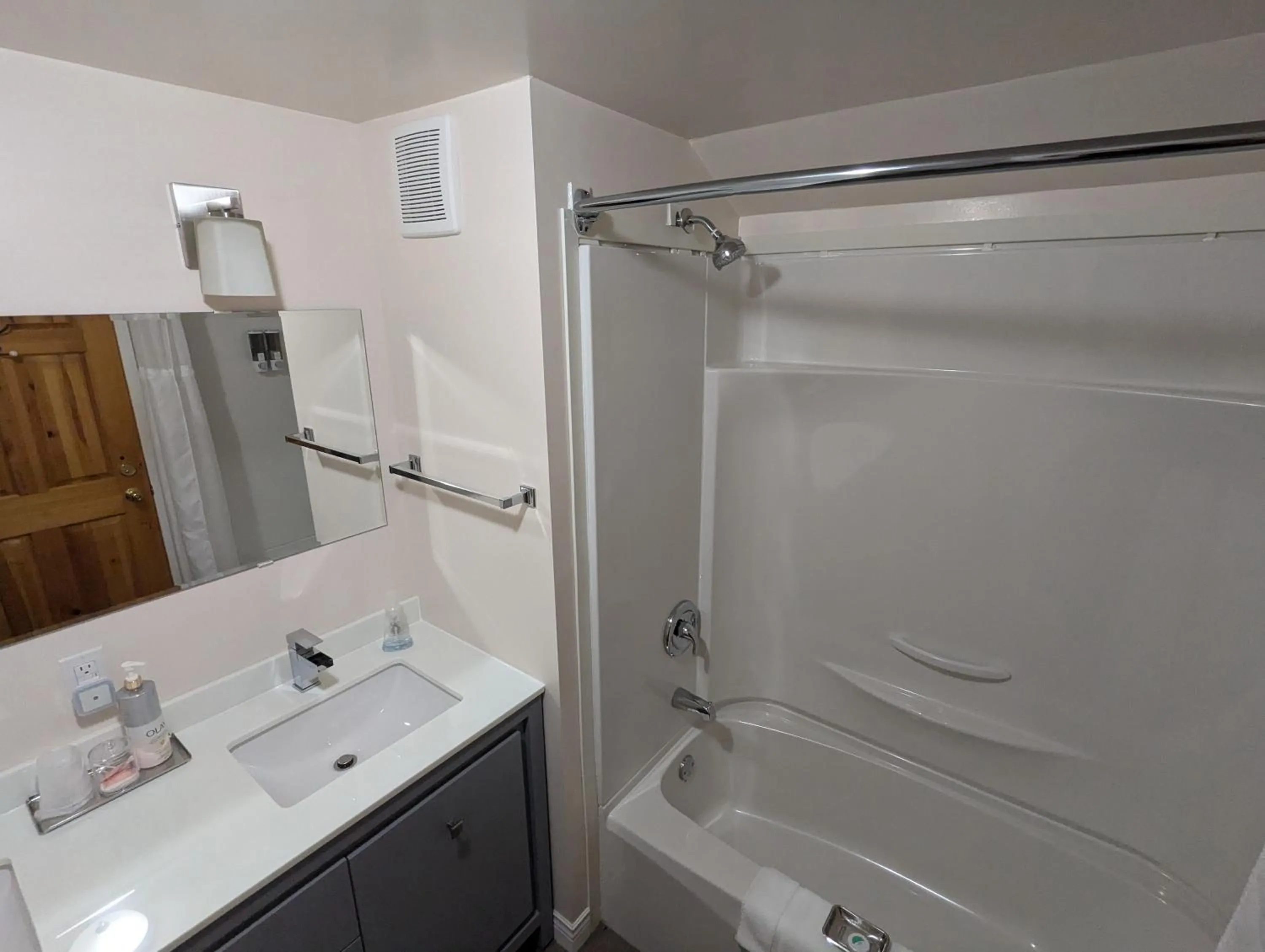 Shower in The Parrsboro Mansion Inn