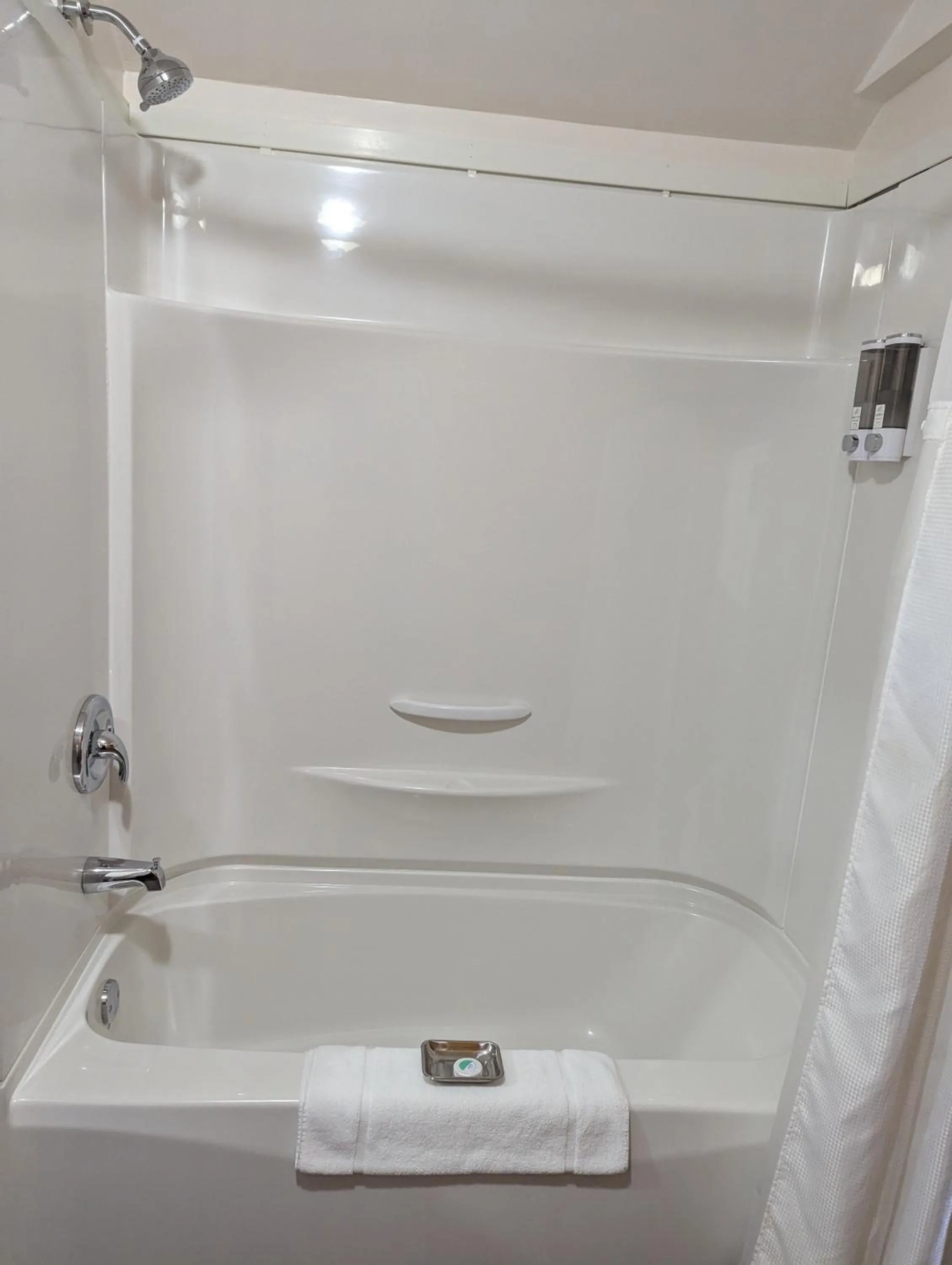 Shower in The Parrsboro Mansion Inn