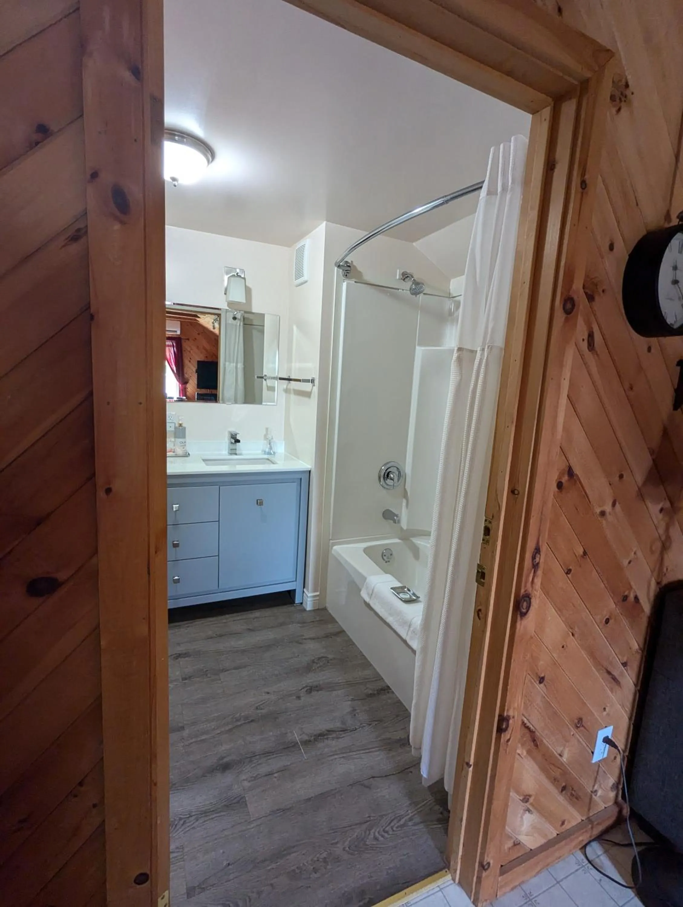 Shower in The Parrsboro Mansion Inn