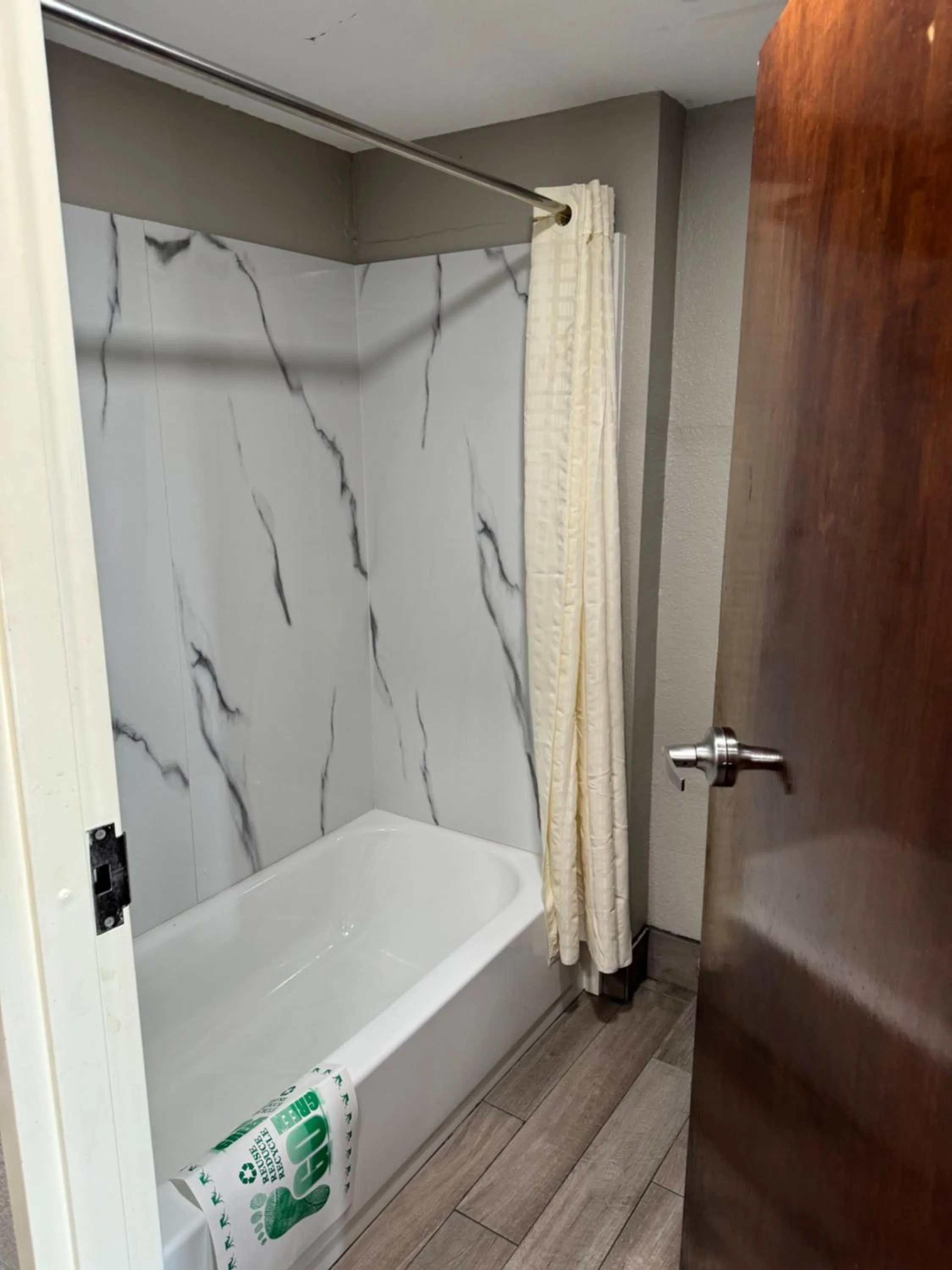 Shower in Nola Inn & Suites