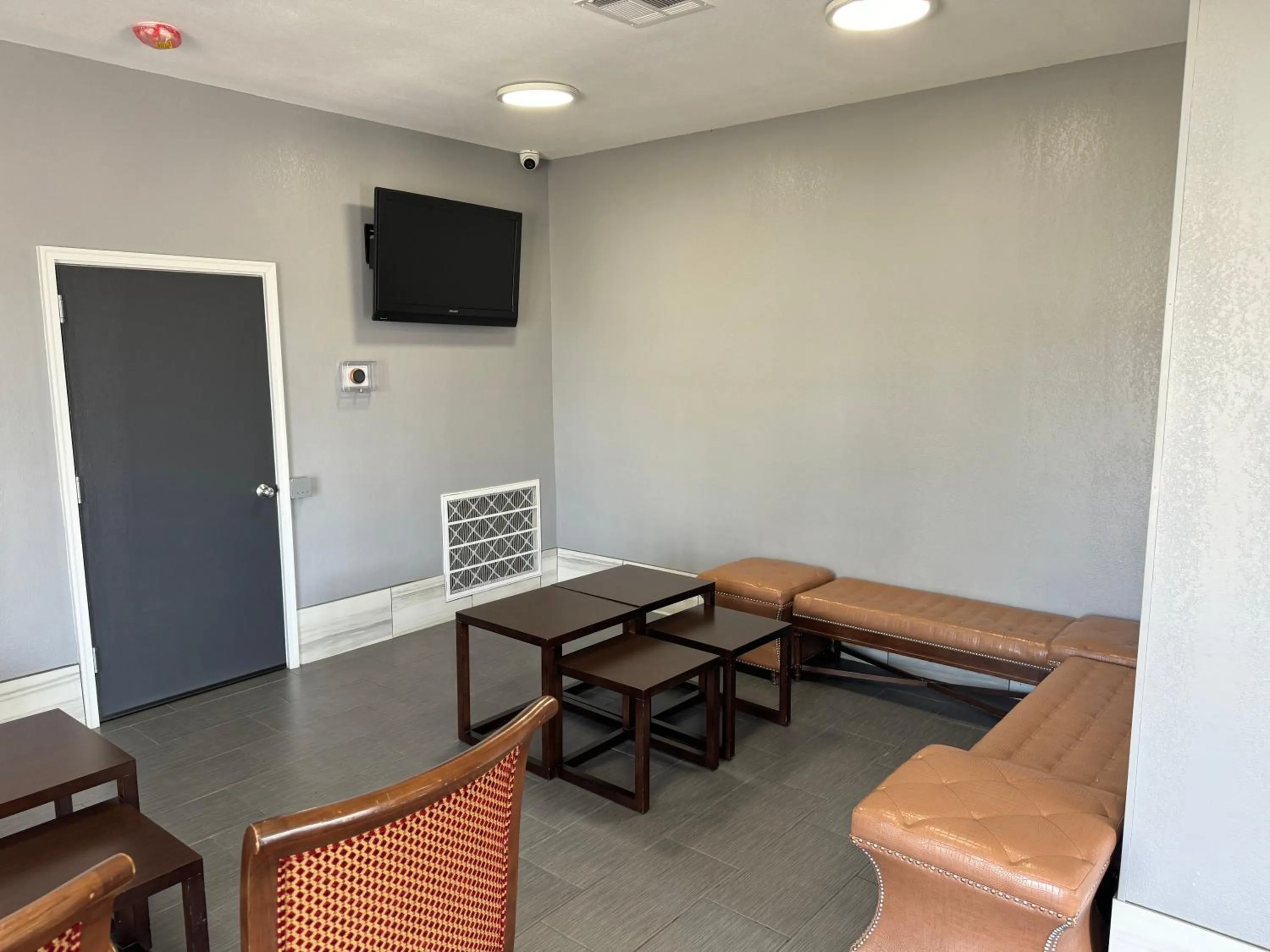 Seating area in Nola Inn & Suites