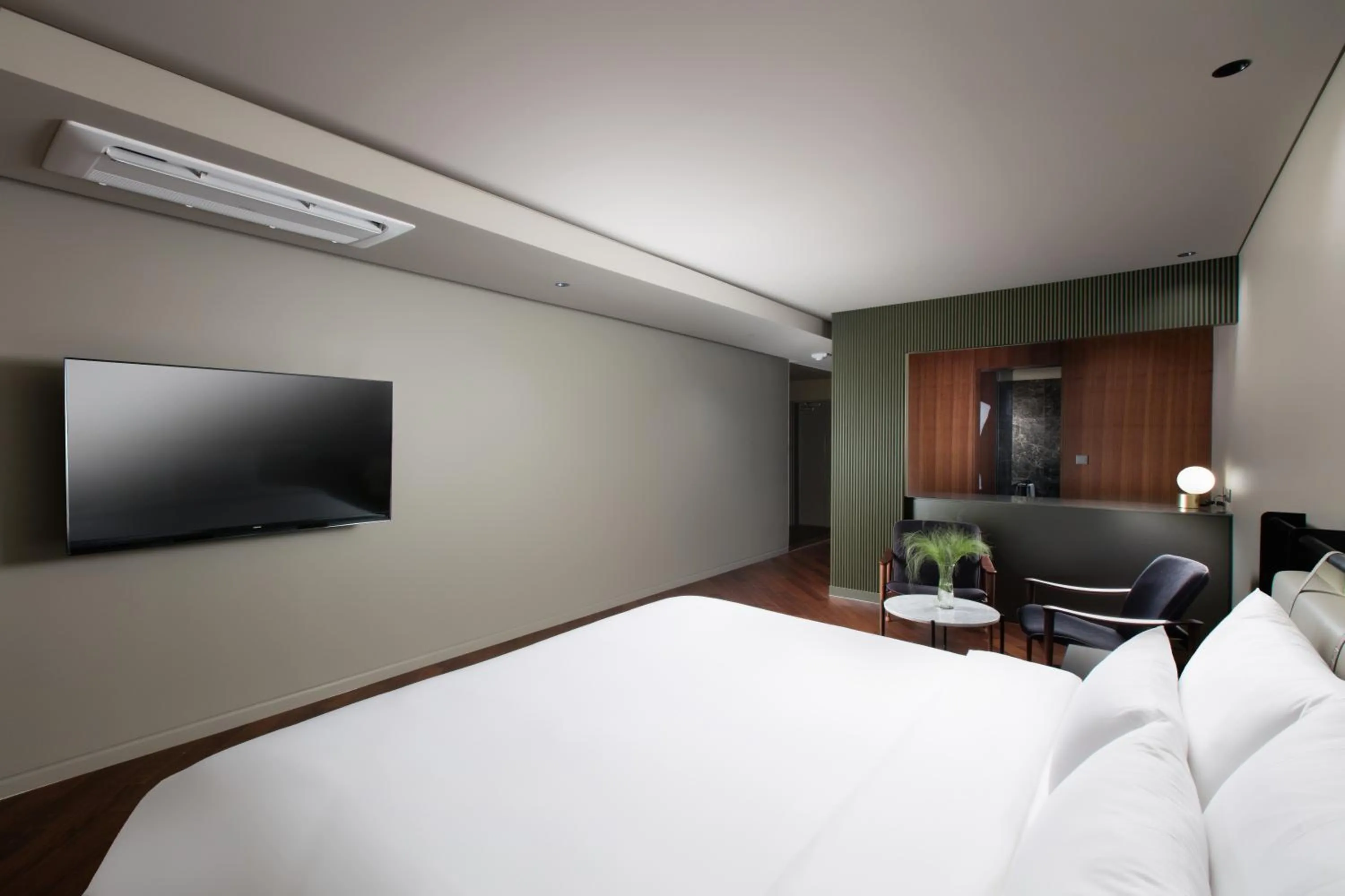 TV and multimedia, Bed in SR Suites Pangyo