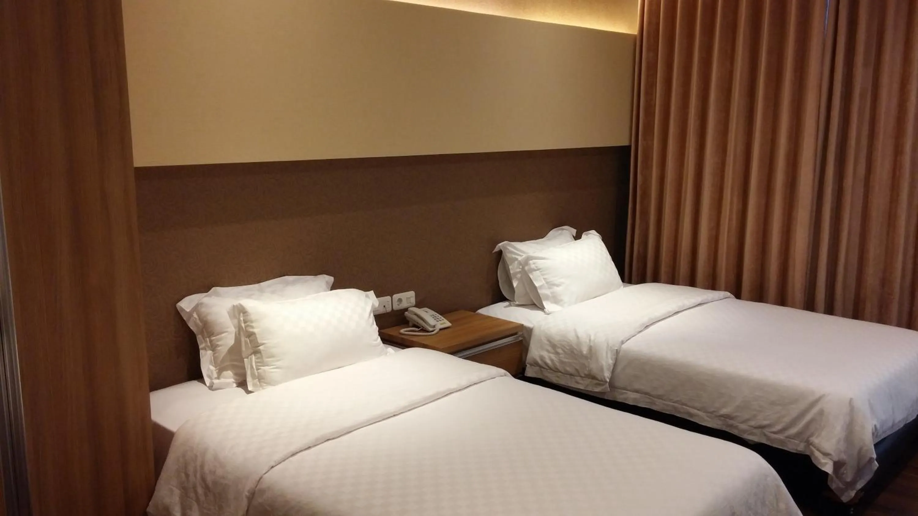 Bedroom, Bed in Dago 207