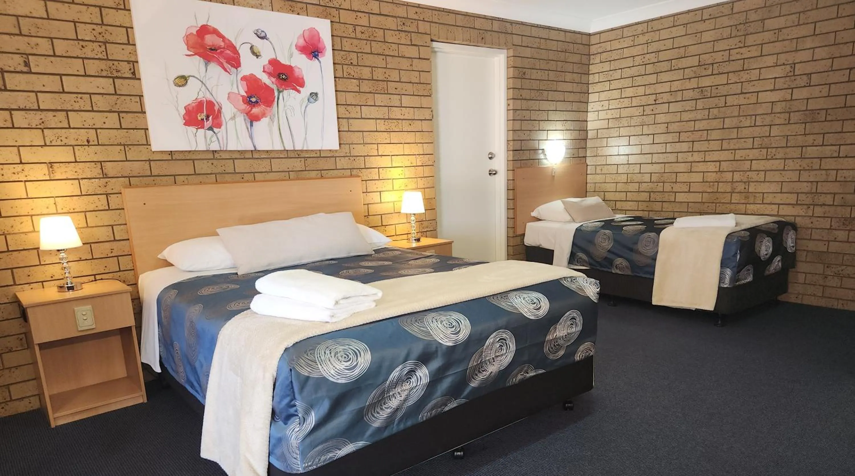 Bed in Macintyre Motor Inn