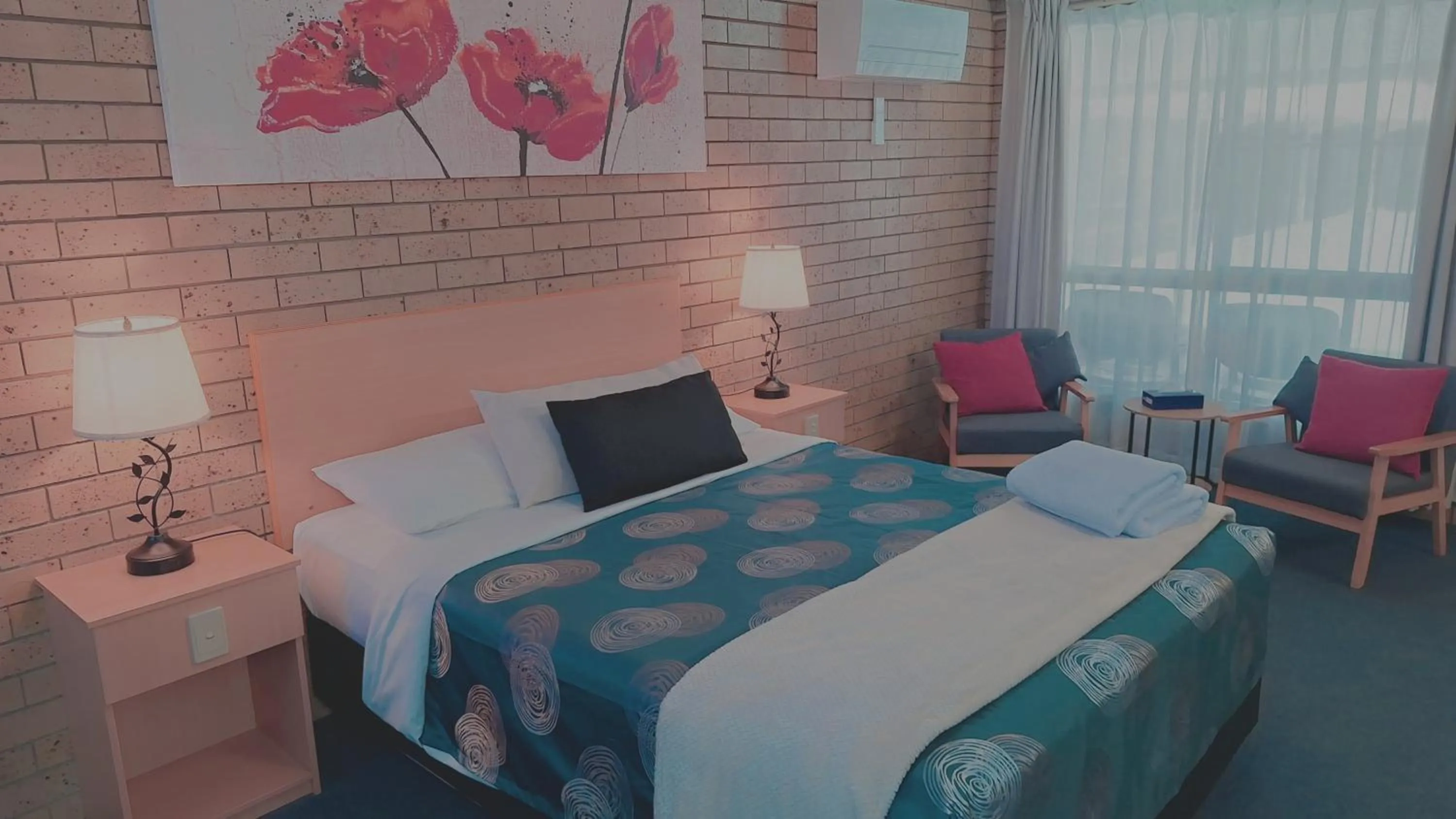 Bed in Macintyre Motor Inn