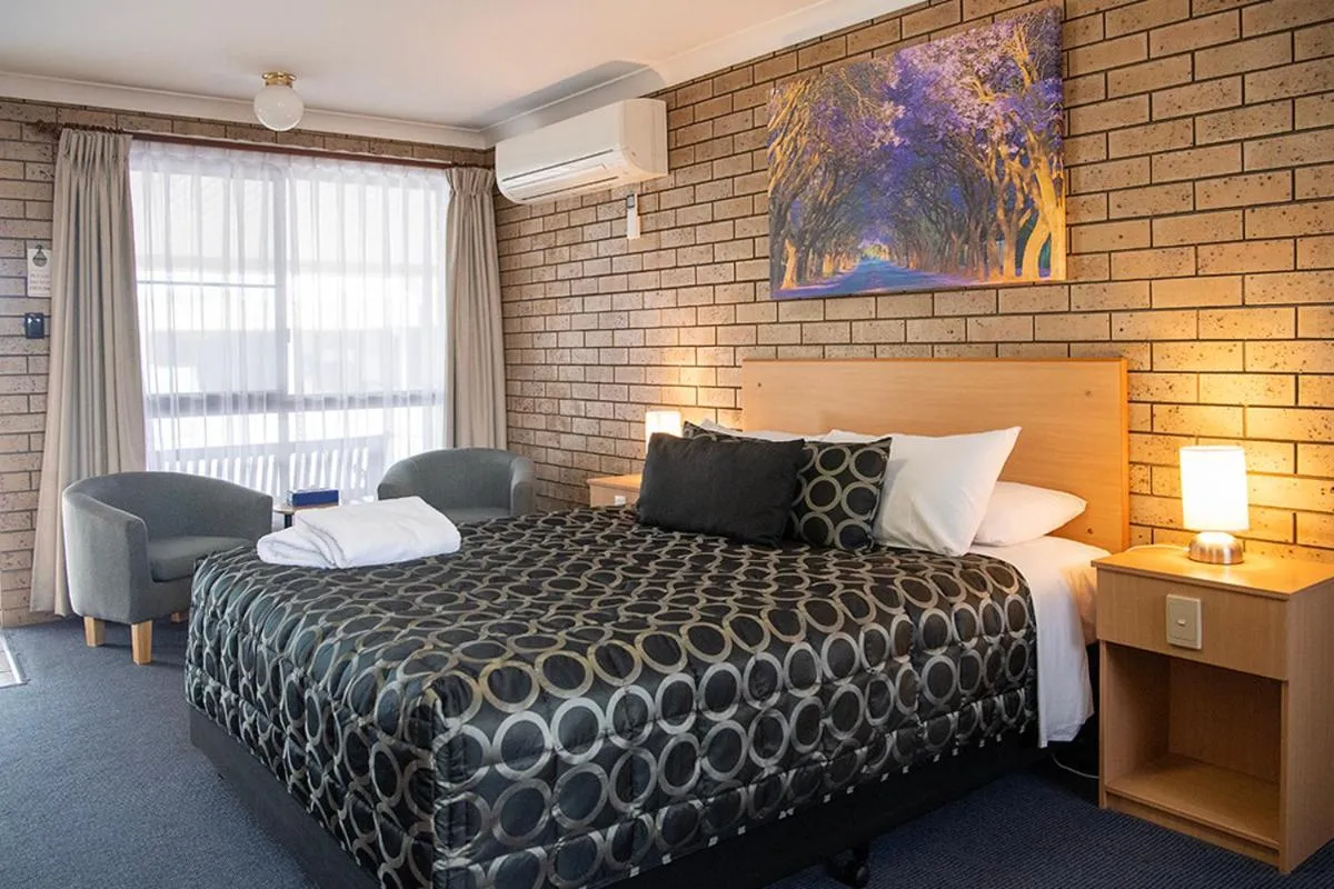 Bed in Macintyre Motor Inn