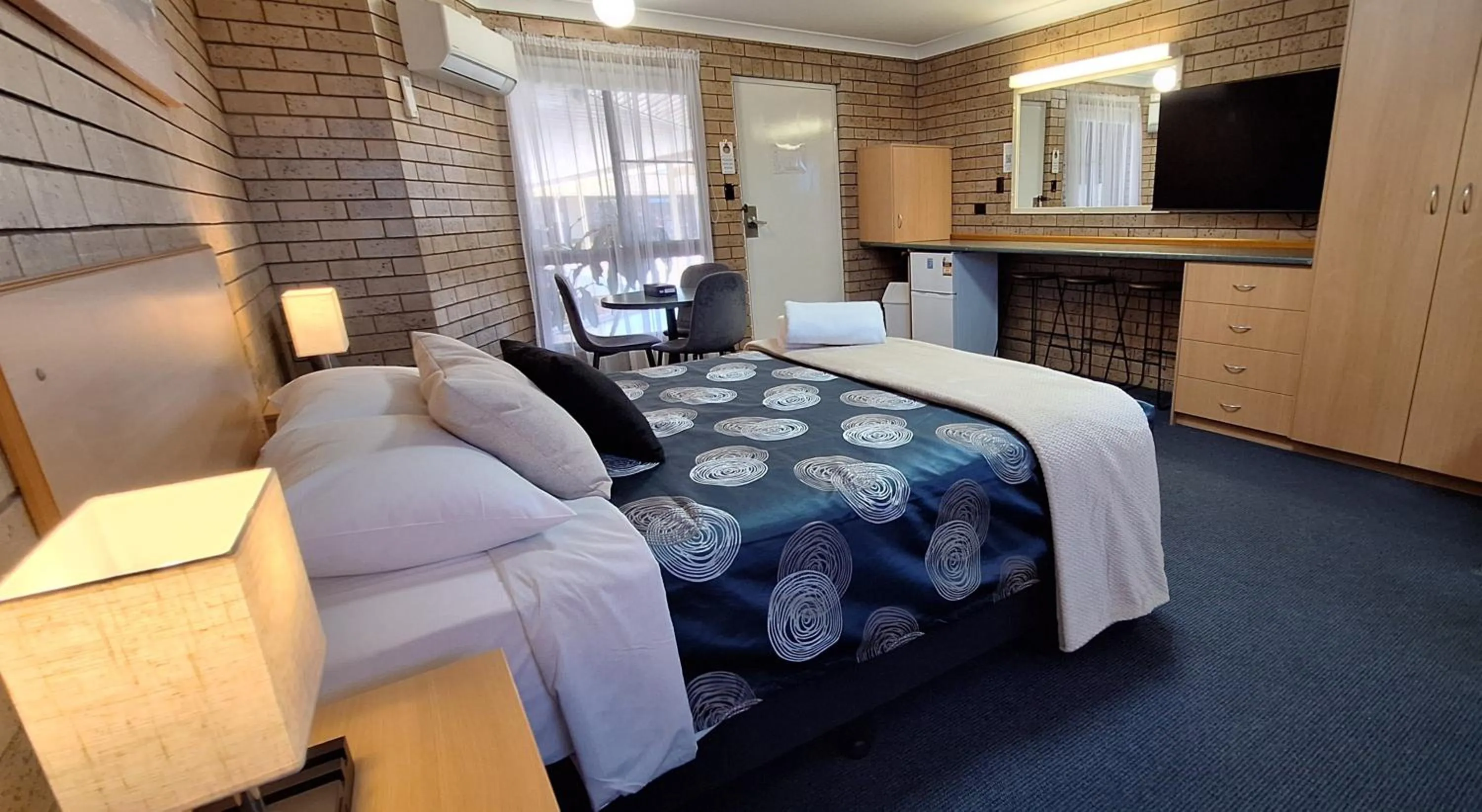 Bed in Macintyre Motor Inn