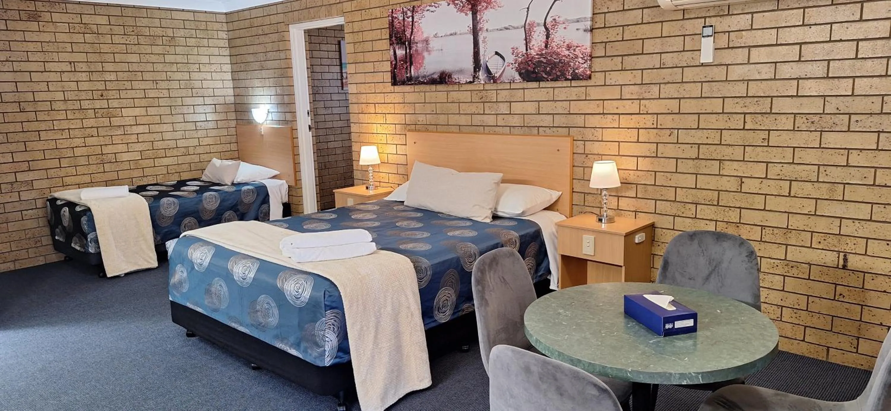 Bed in Macintyre Motor Inn