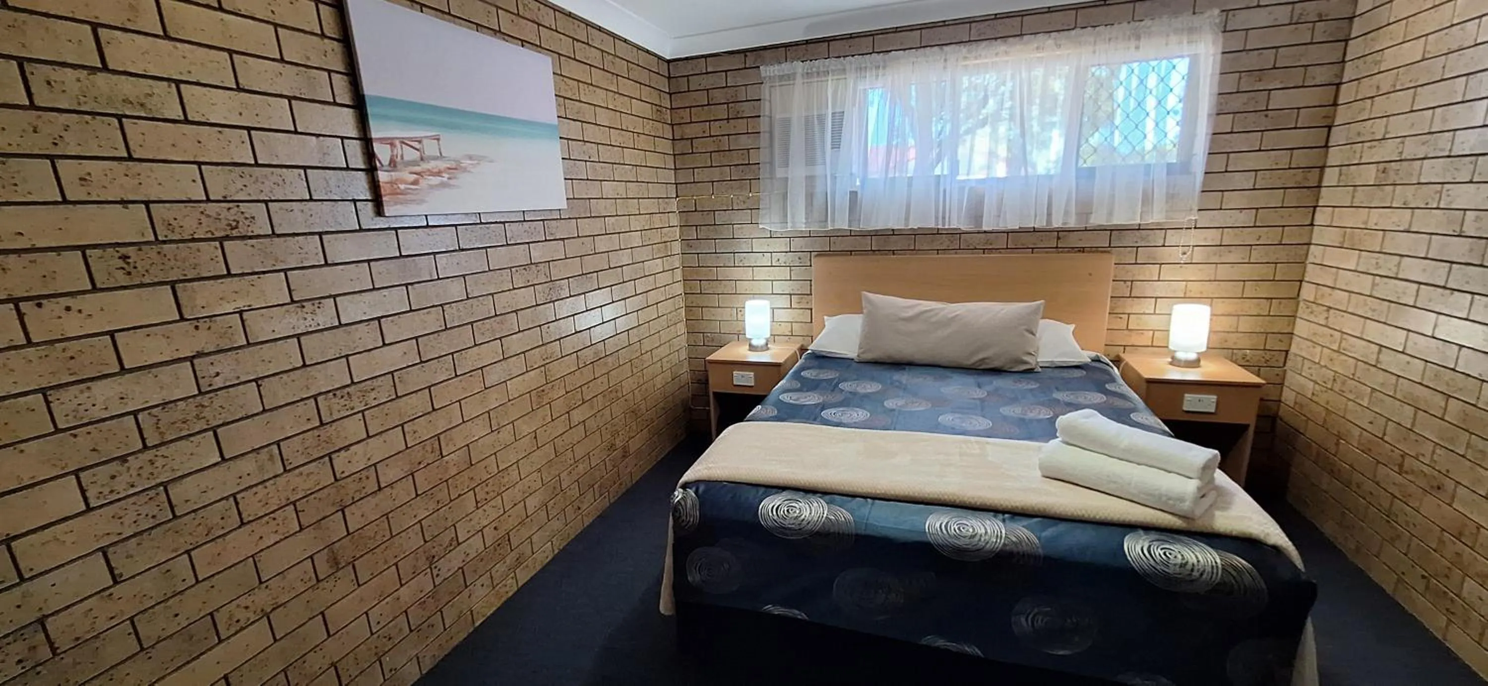 Bed in Macintyre Motor Inn