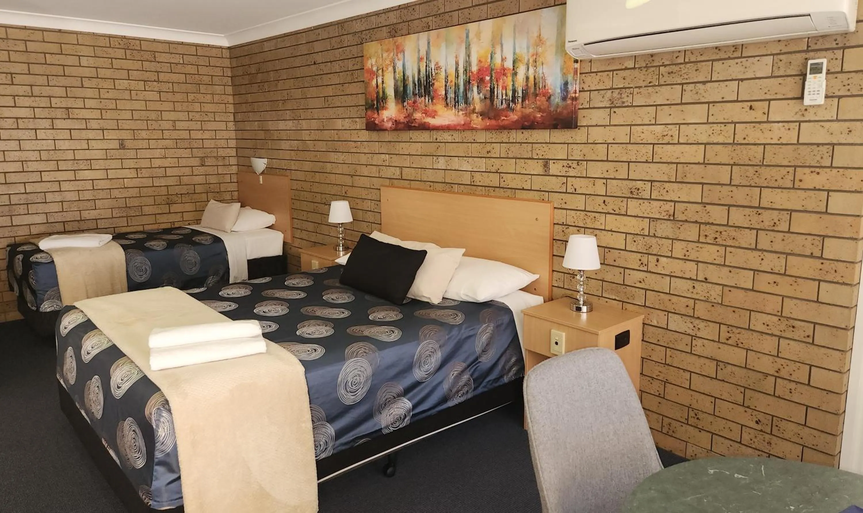 Bed in Macintyre Motor Inn