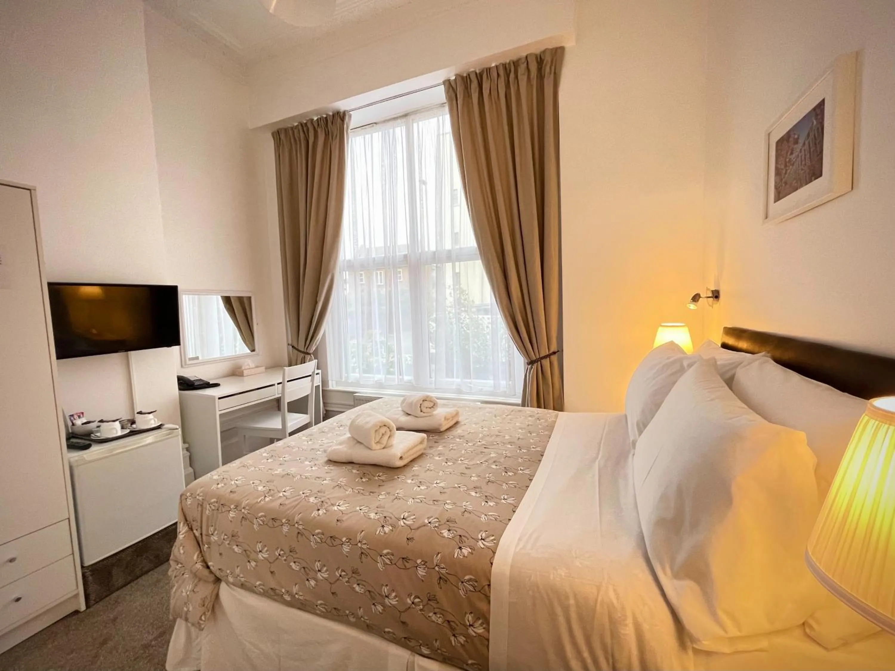 Bedroom, Bed in The Gateway Hotel