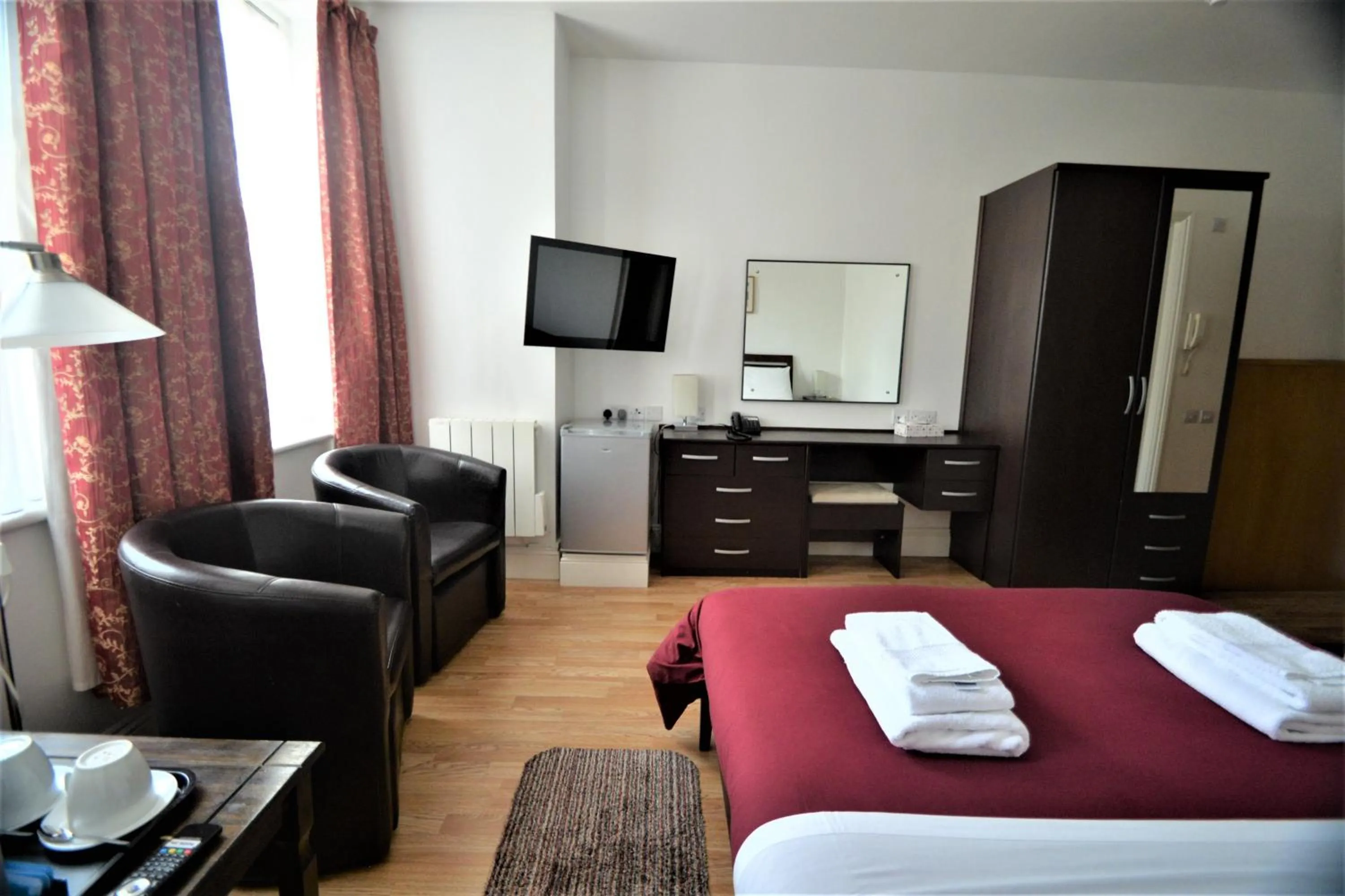 Photo of the whole room, Bed in The Gateway Hotel