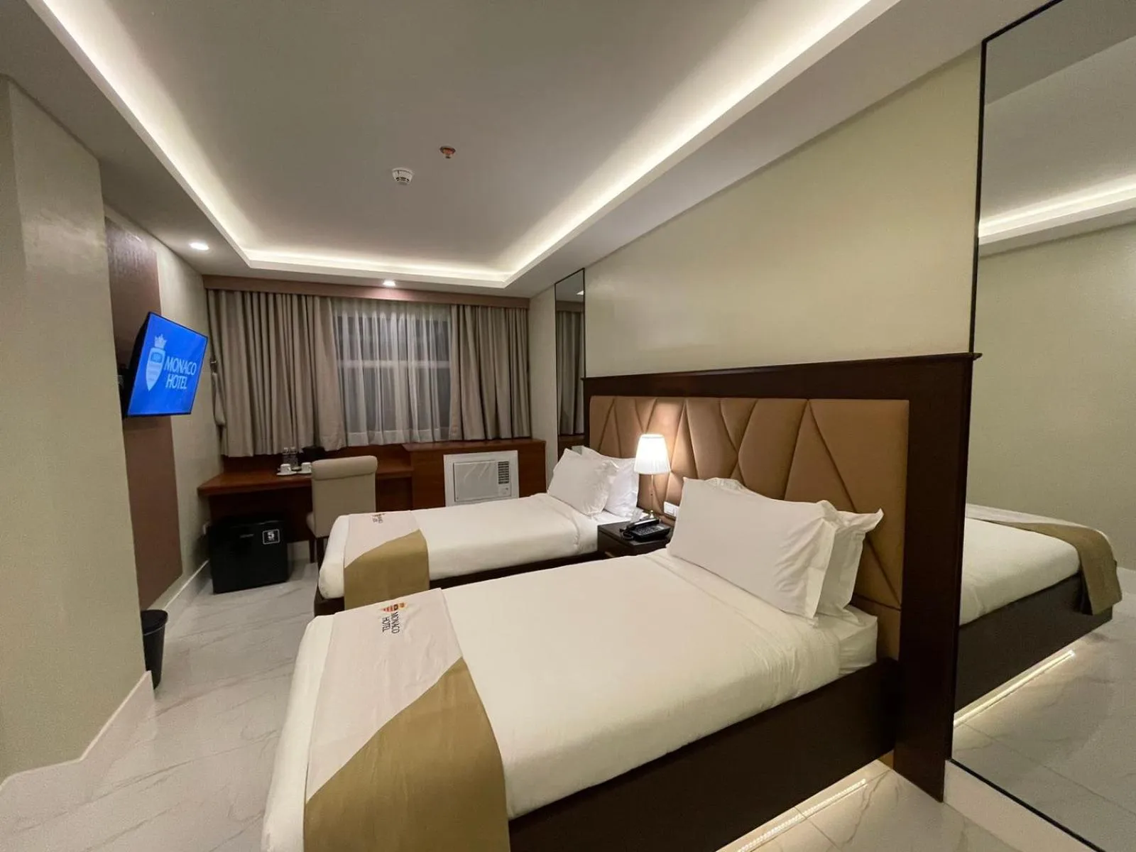 Bedroom, Bed in Monaco Hotel