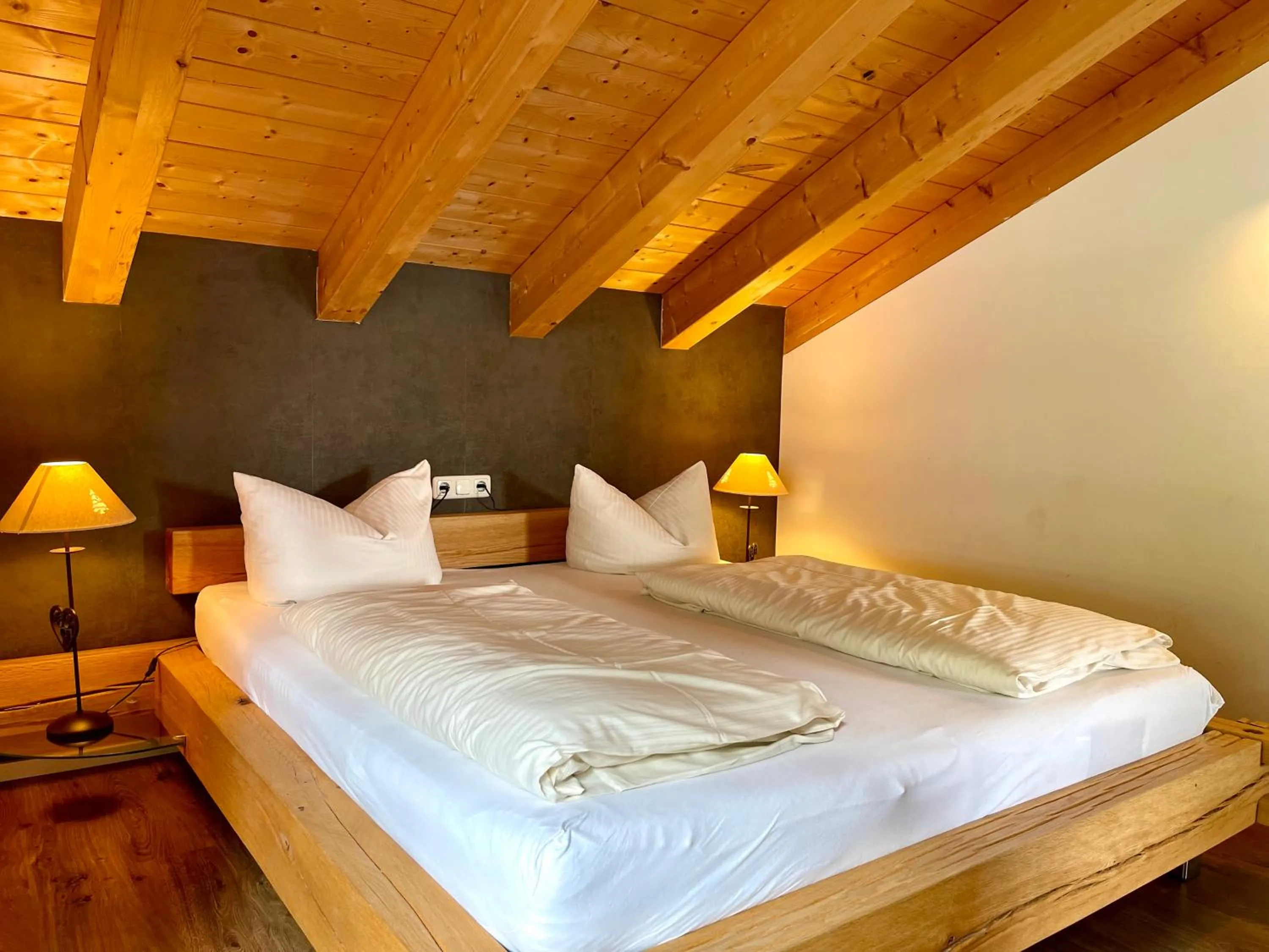 Bedroom, Bed in Alpenlodge Charivari - SommerBergBahn unlimited kostenlos