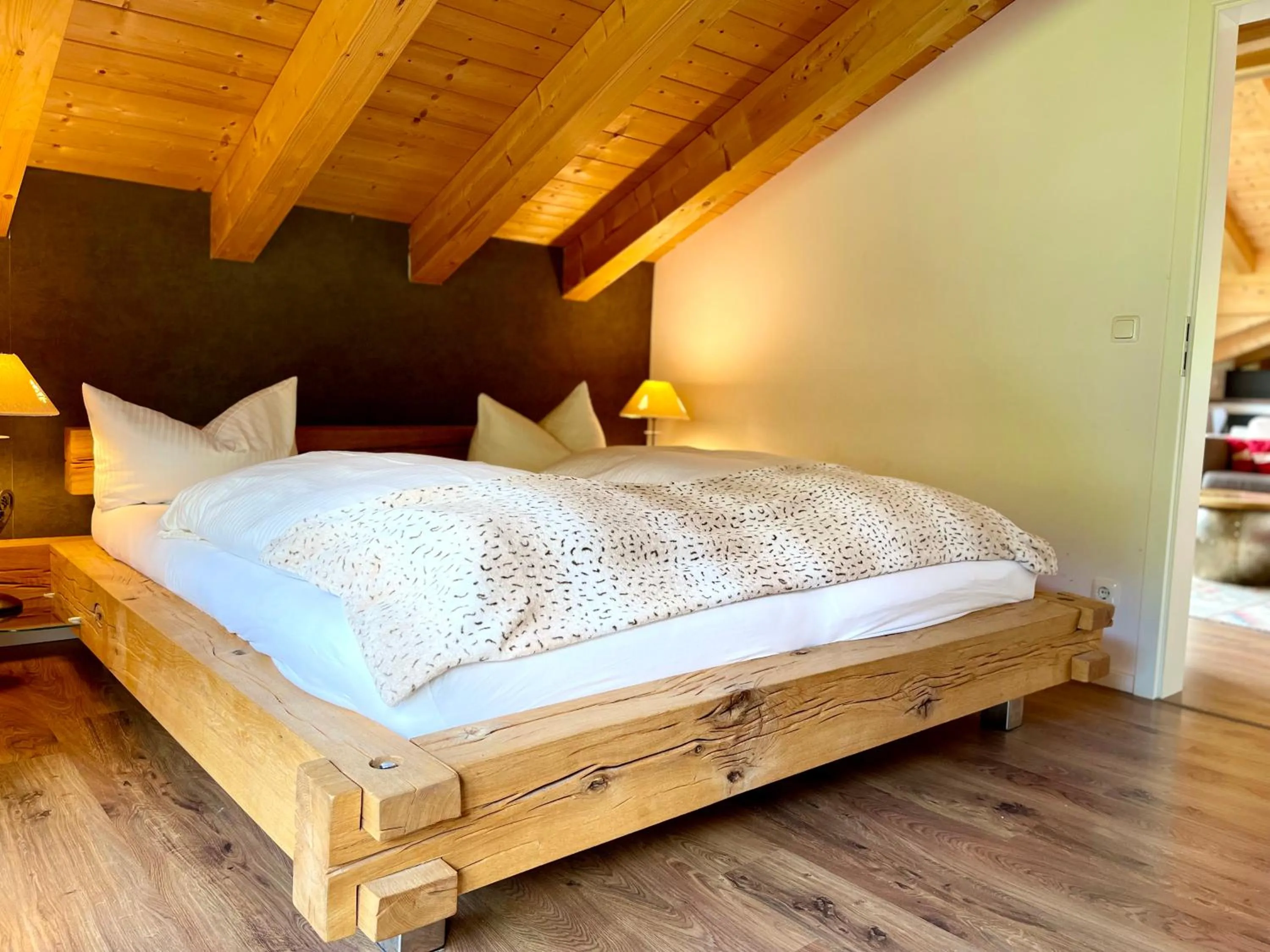 Bedroom, Bed in Alpenlodge Charivari - SommerBergBahn unlimited kostenlos