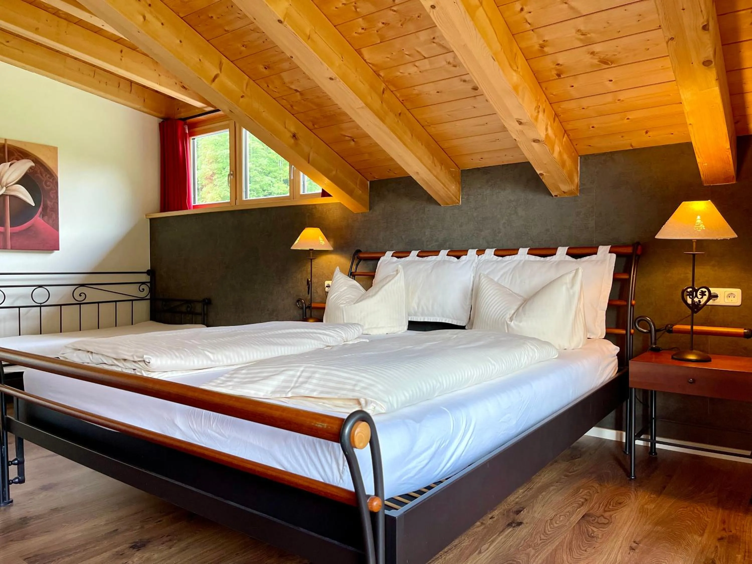 Bedroom, Bed in Alpenlodge Charivari - SommerBergBahn unlimited kostenlos