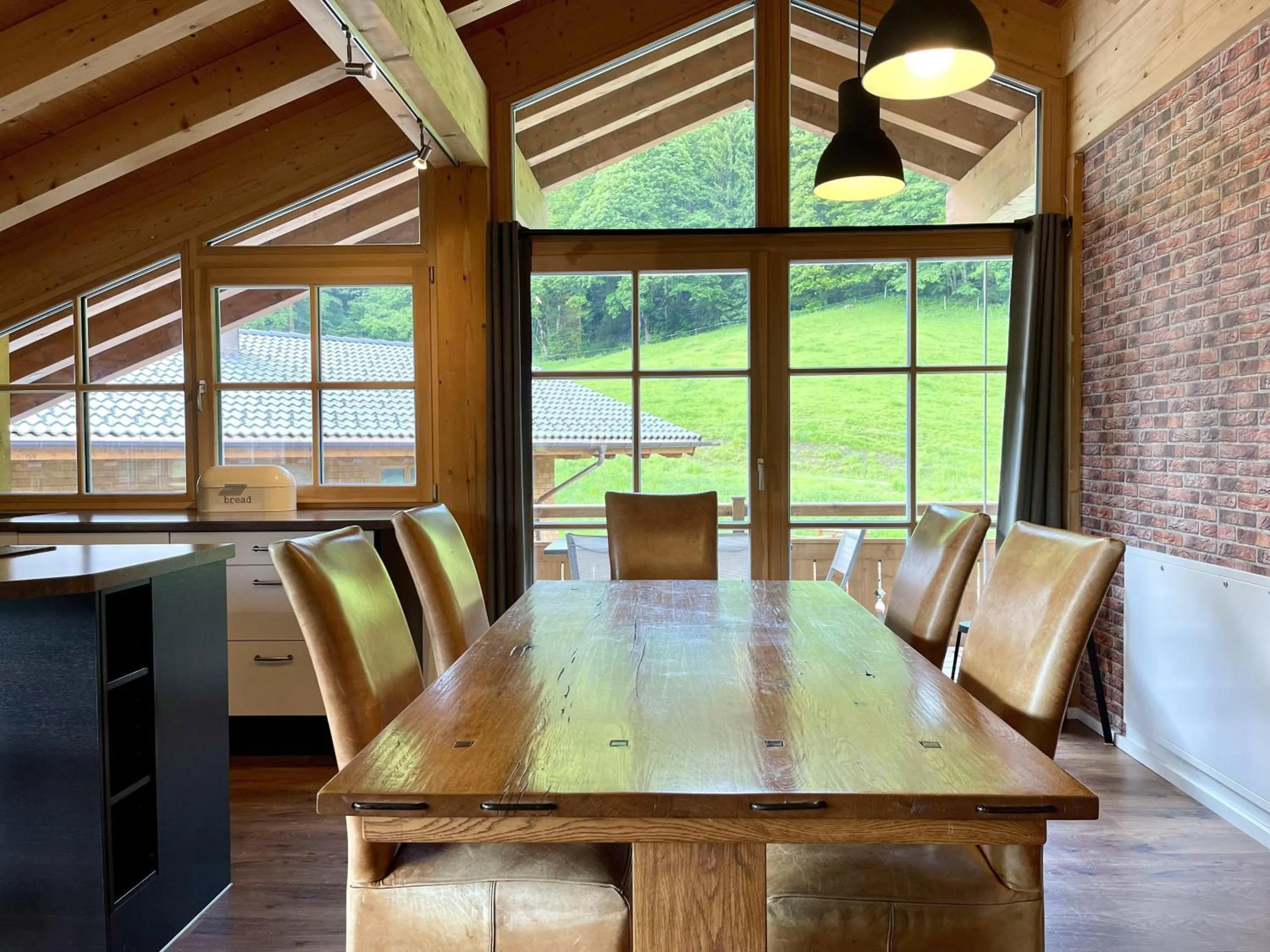 Dining area in Alpenlodge Charivari - SommerBergBahn unlimited kostenlos