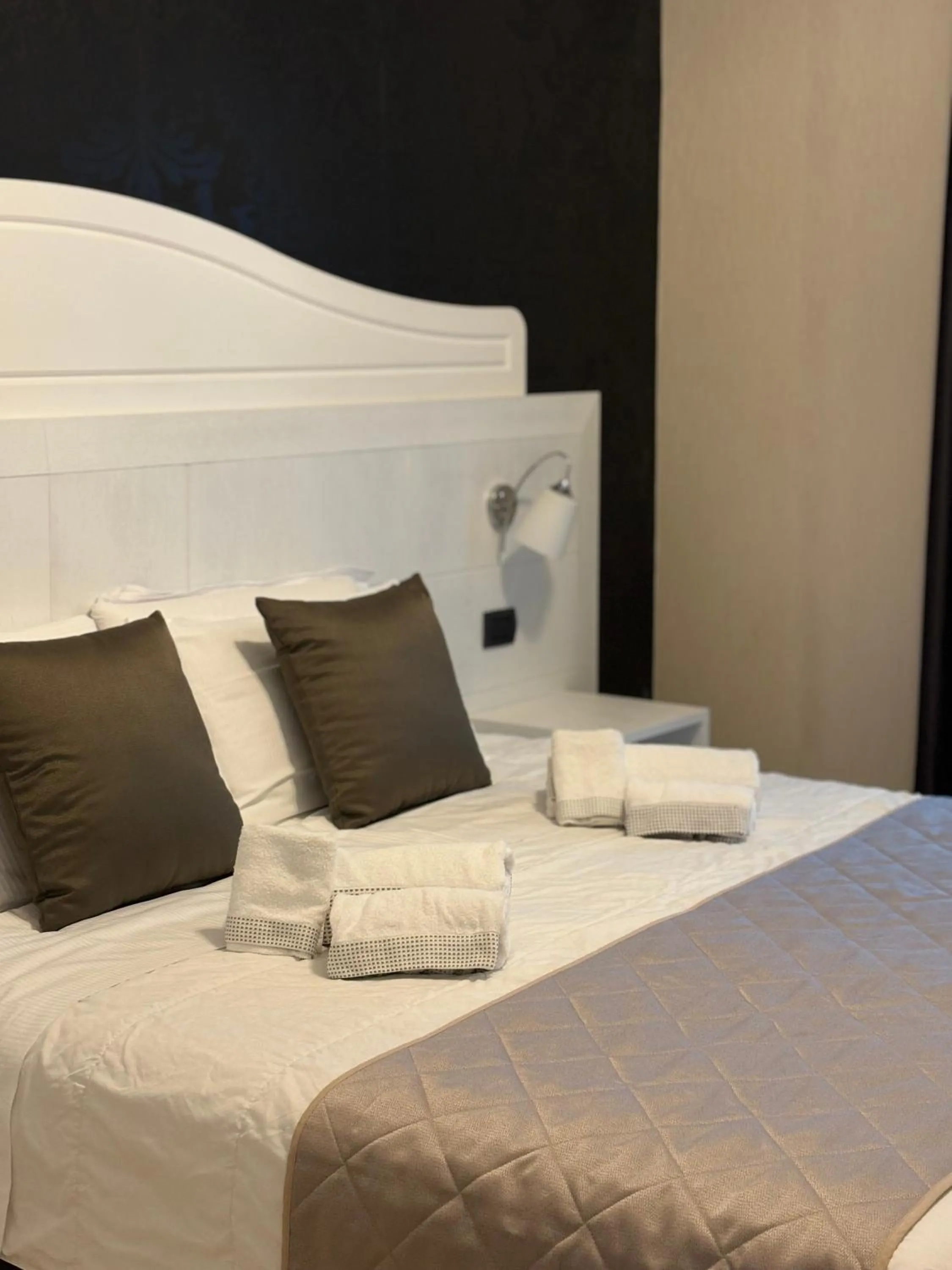 Bed in Hotel Donna Crescenza