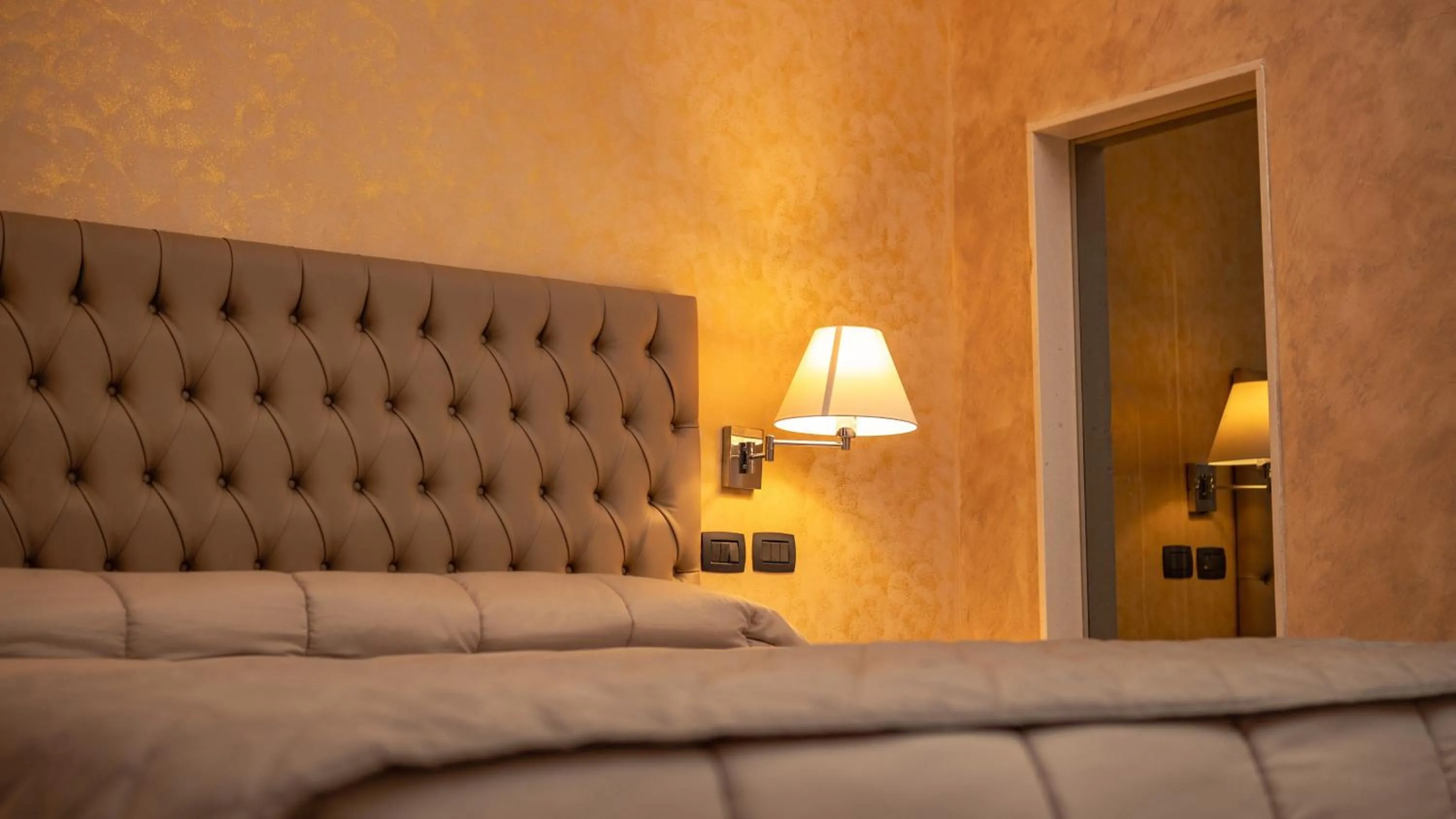 Bedroom, Bed in Hotel Donna Crescenza