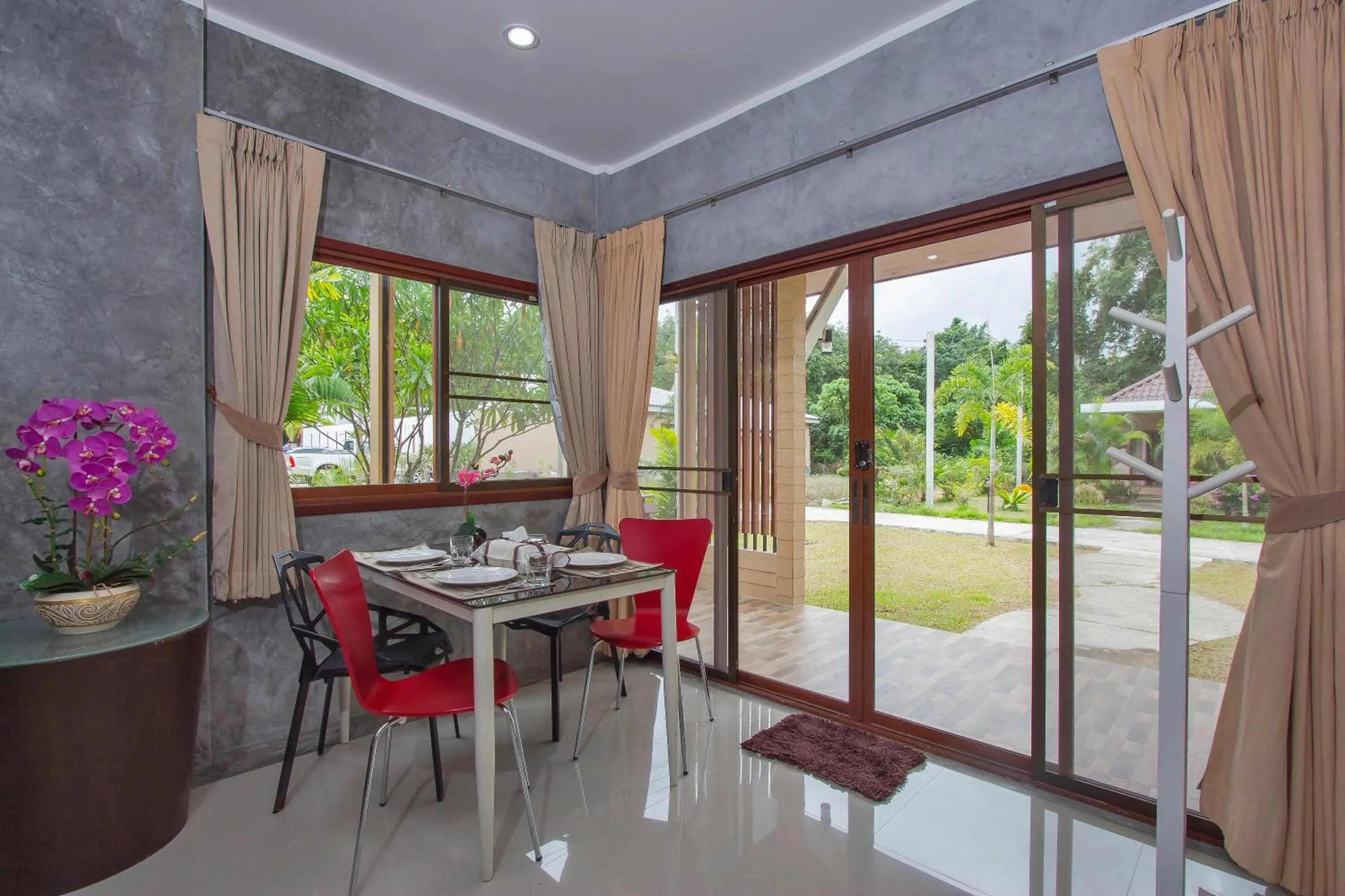 Living room in Maikhao Home Garden Bungalow