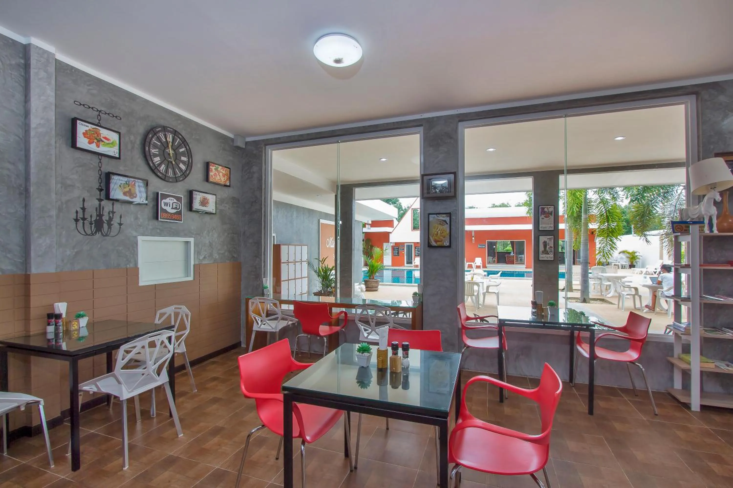 Restaurant/places to eat in Maikhao Home Garden Bungalow