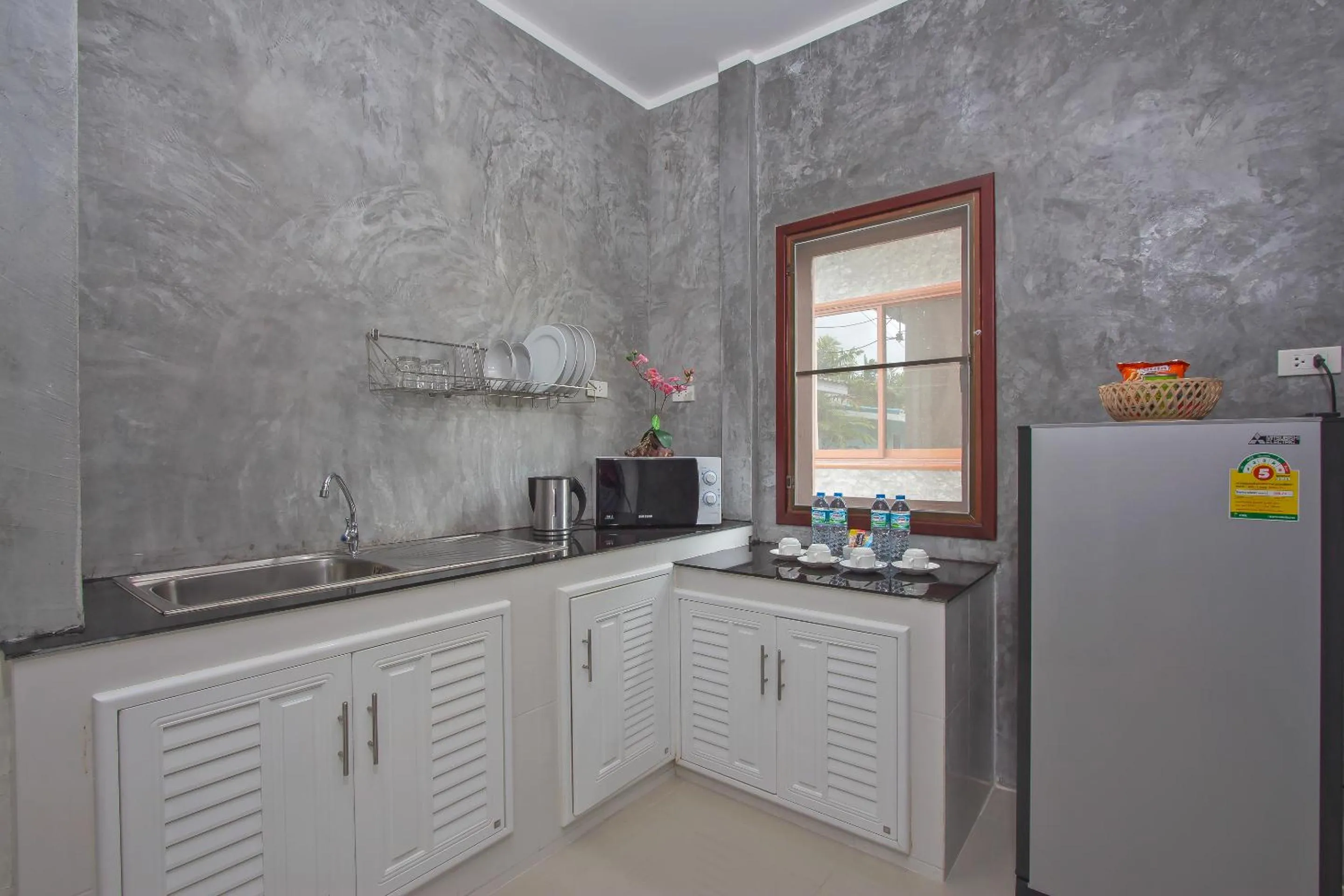 Kitchen or kitchenette in Maikhao Home Garden Bungalow