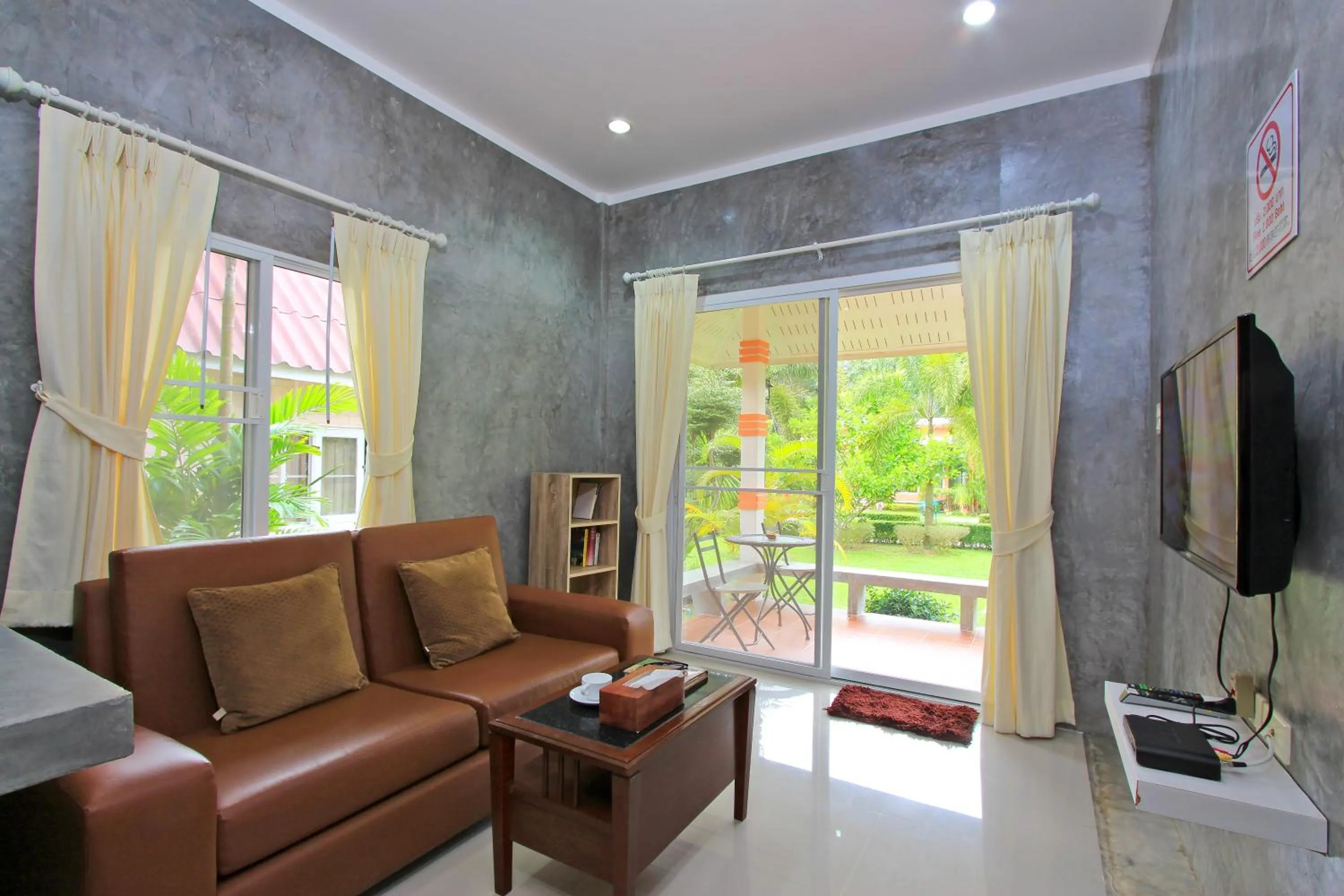 TV and multimedia in Maikhao Home Garden Bungalow