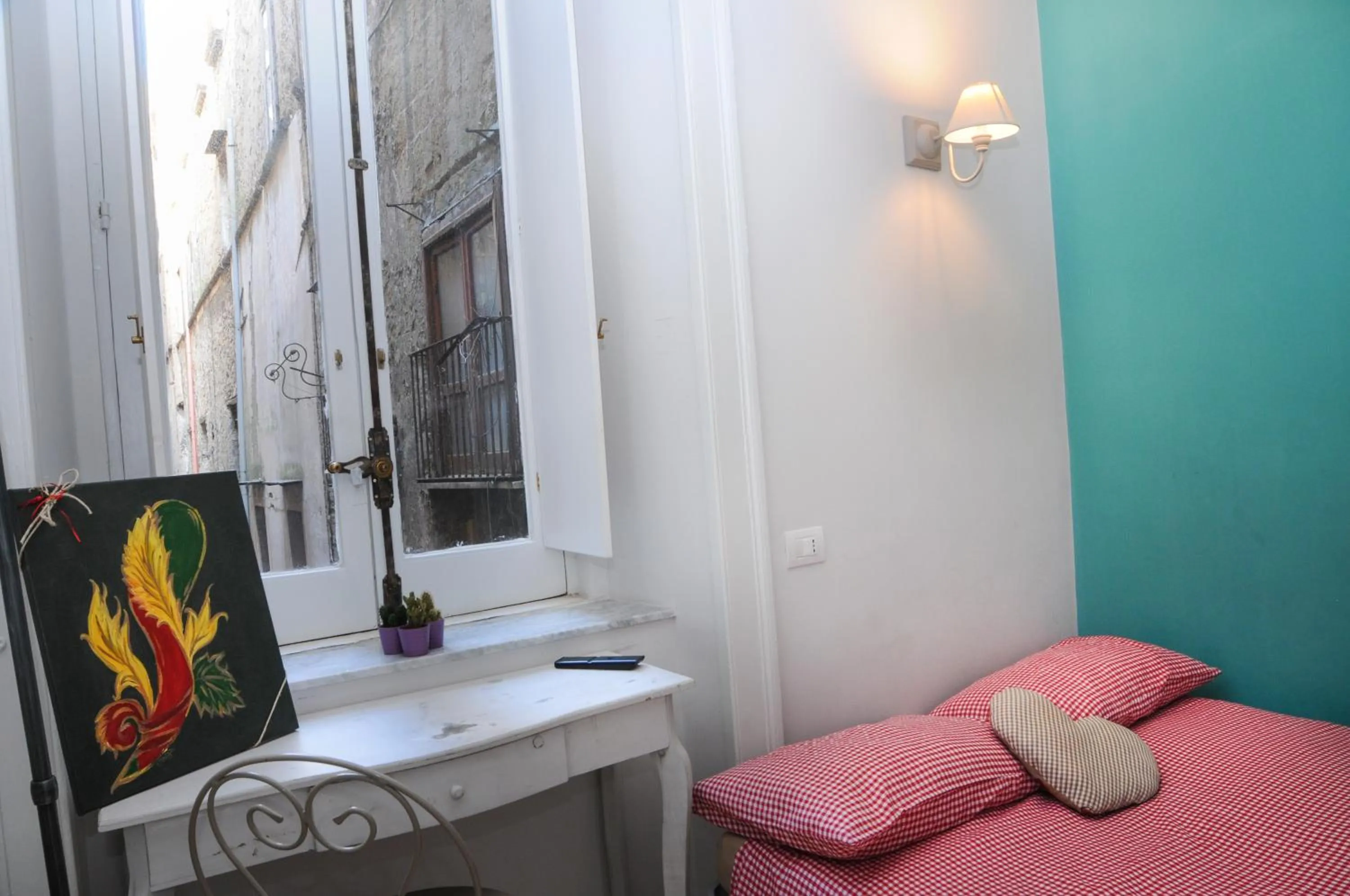 Photo of the whole room, Bed in Napul'art