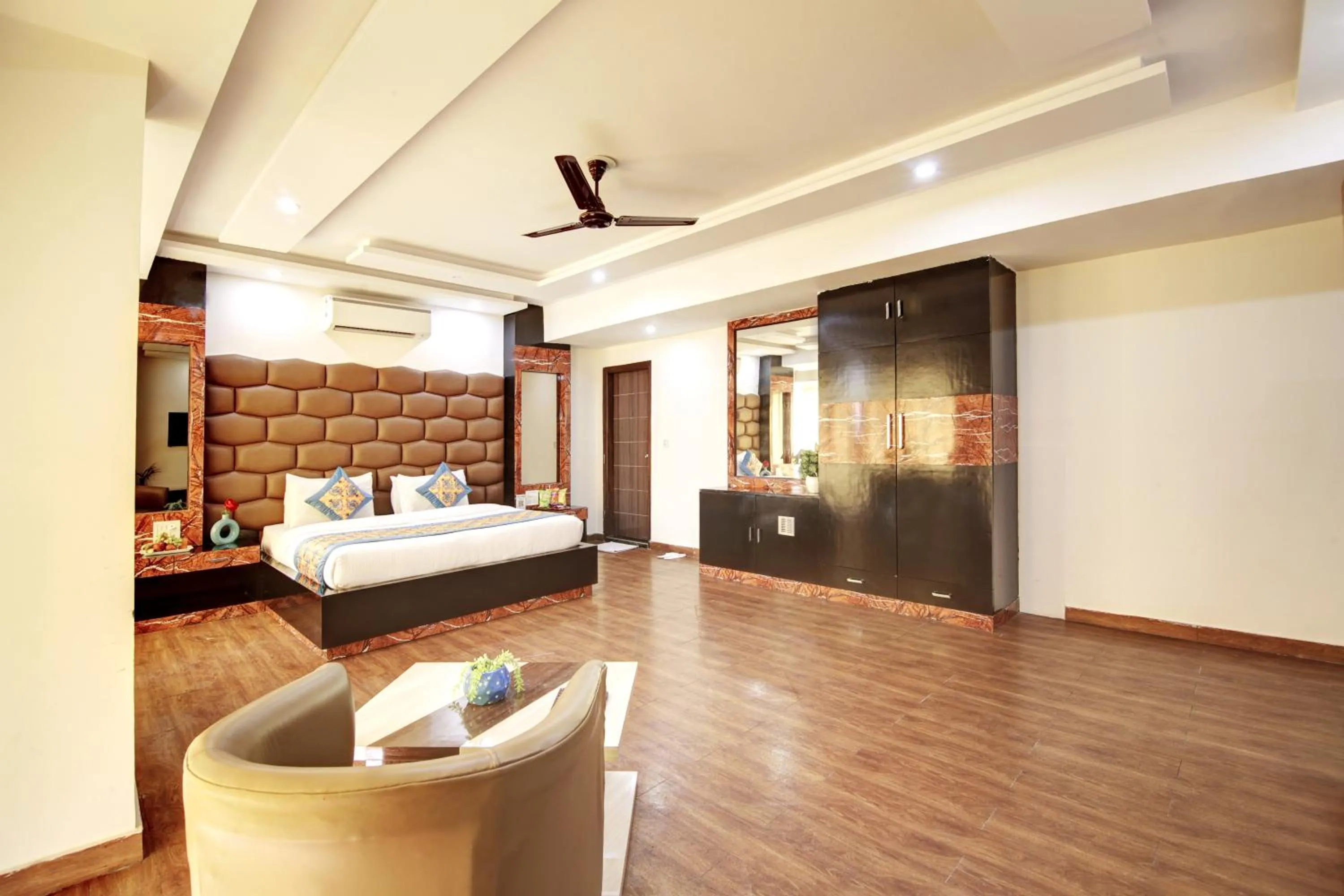 Bedroom, Bed in Hotel Grand Manor