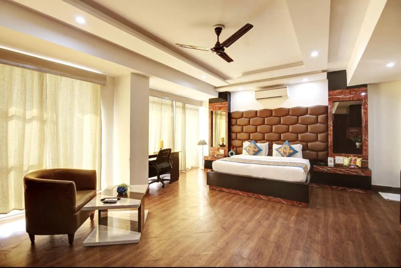 Bedroom, Bed in Hotel Grand Manor