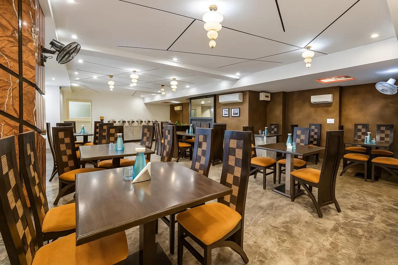 Restaurant/places to eat in Hotel Grand Manor