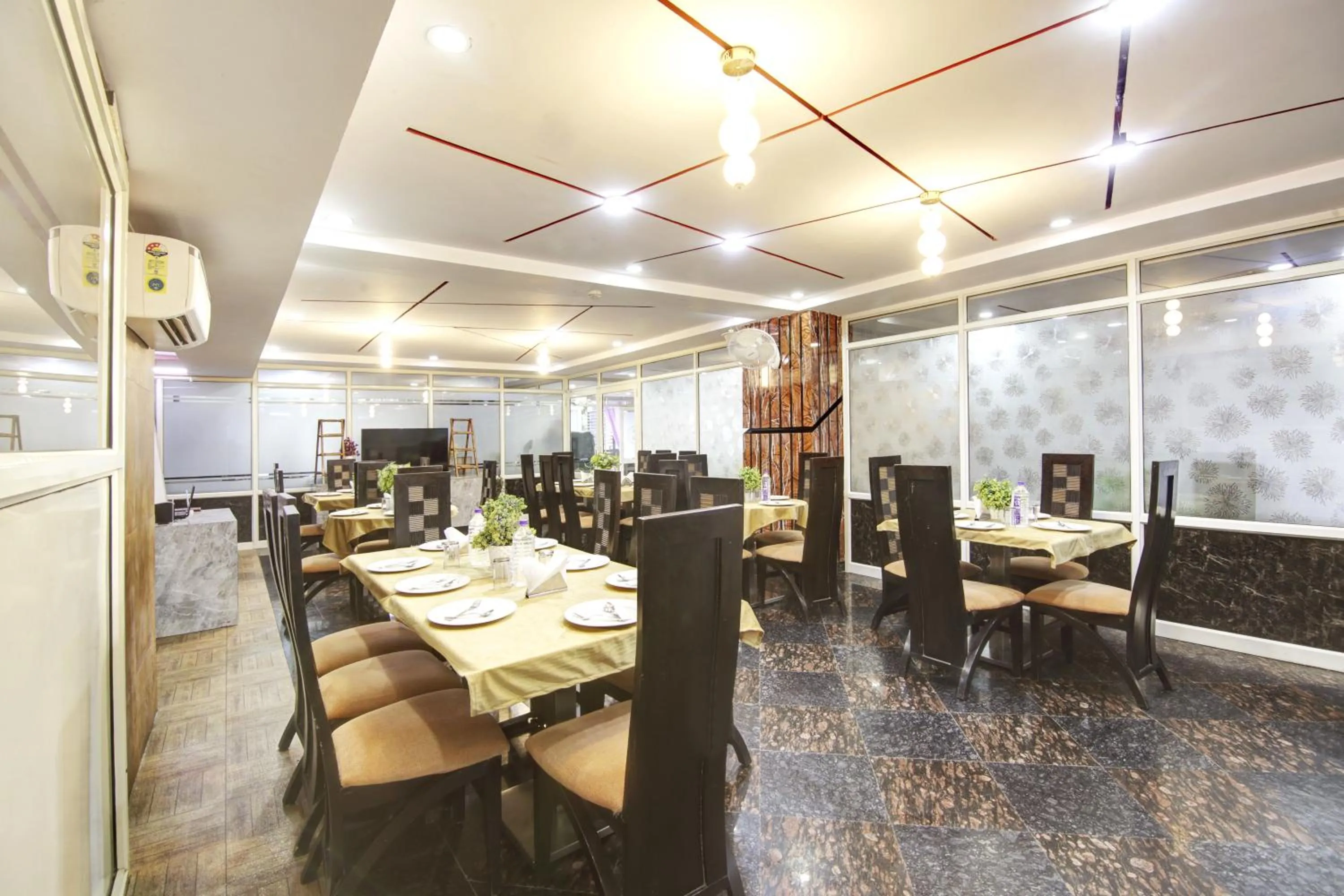 Restaurant/places to eat in Hotel Grand Manor