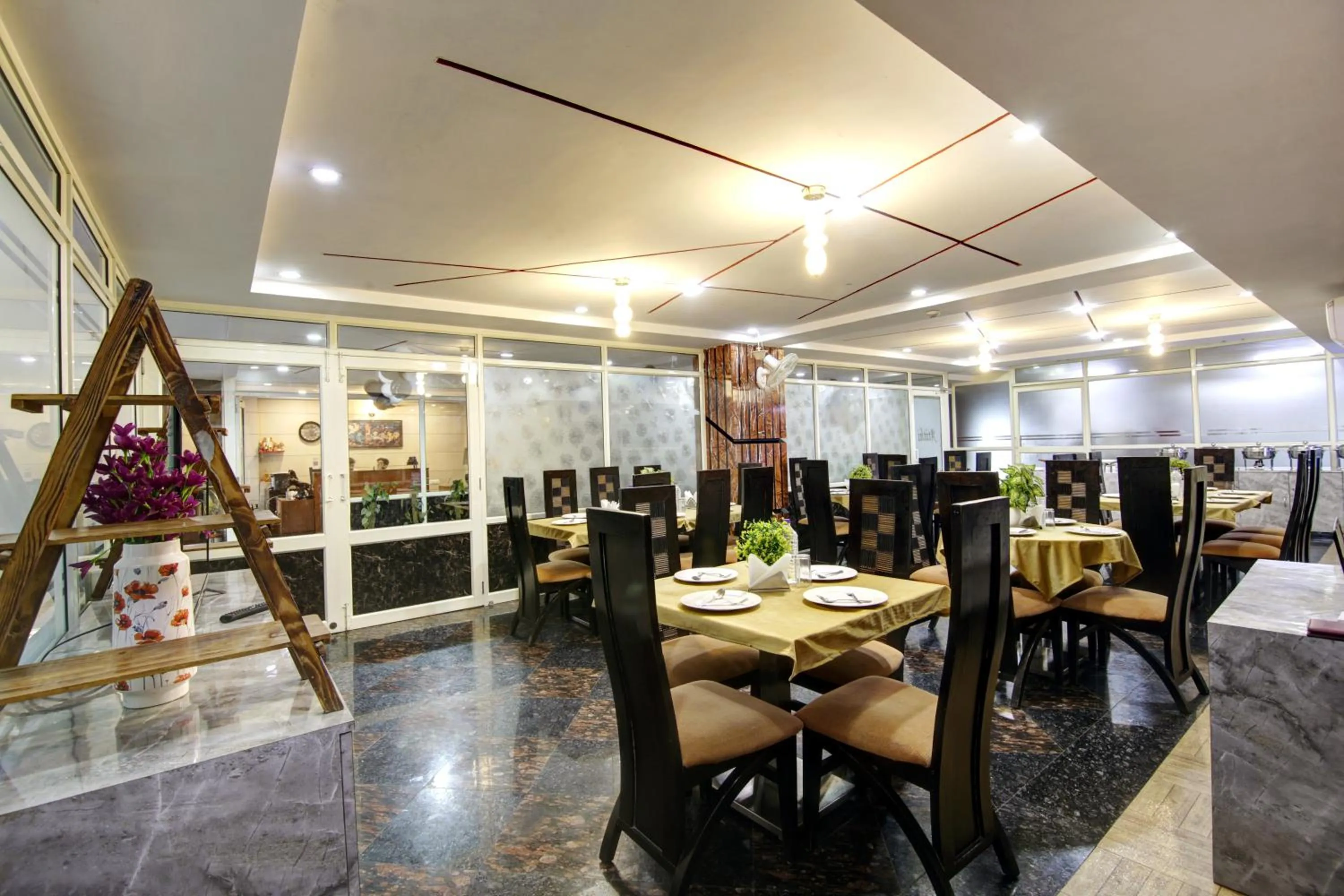 Restaurant/places to eat in Hotel Grand Manor