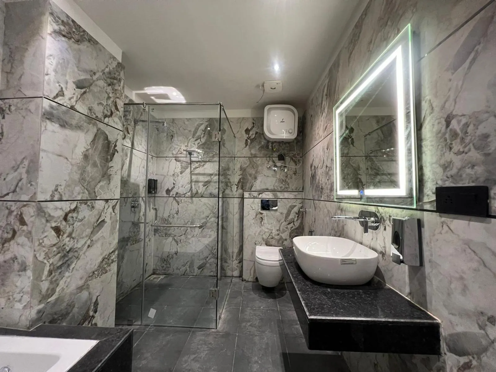 Shower in Hotel Majestic Grand By MNG Rooms